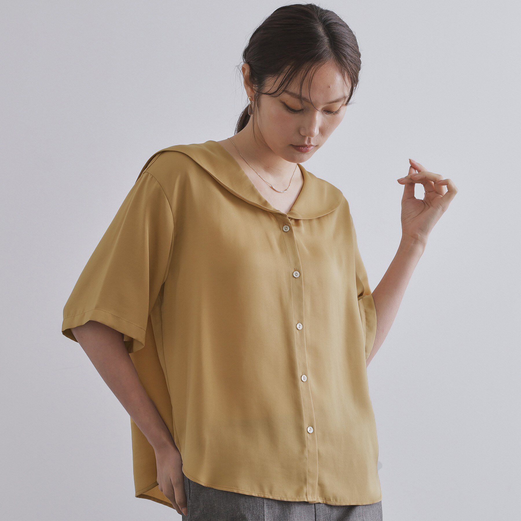 OPAQUE.CLIP「ヴィンテージサテンセーラーカラーブラウス【洗濯機洗い可】」|シャツ・ブラウス|キャメルブラウン(0