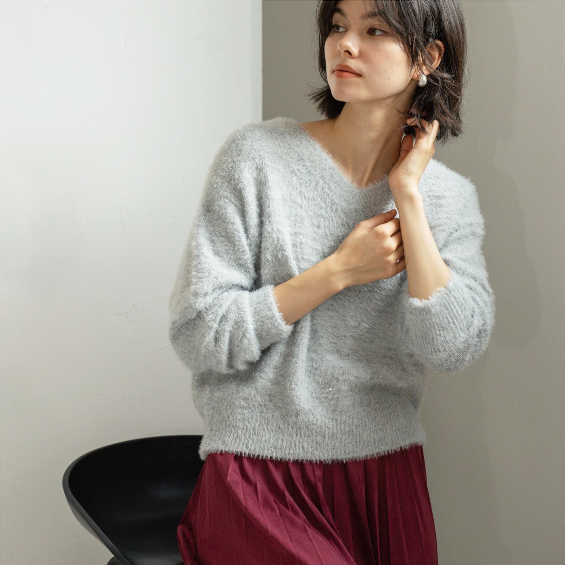 OPAQUE.CLIP「スパンコールフェザーVネックニット【洗濯機OK】」|ニット・セーター|ライトグレー(611