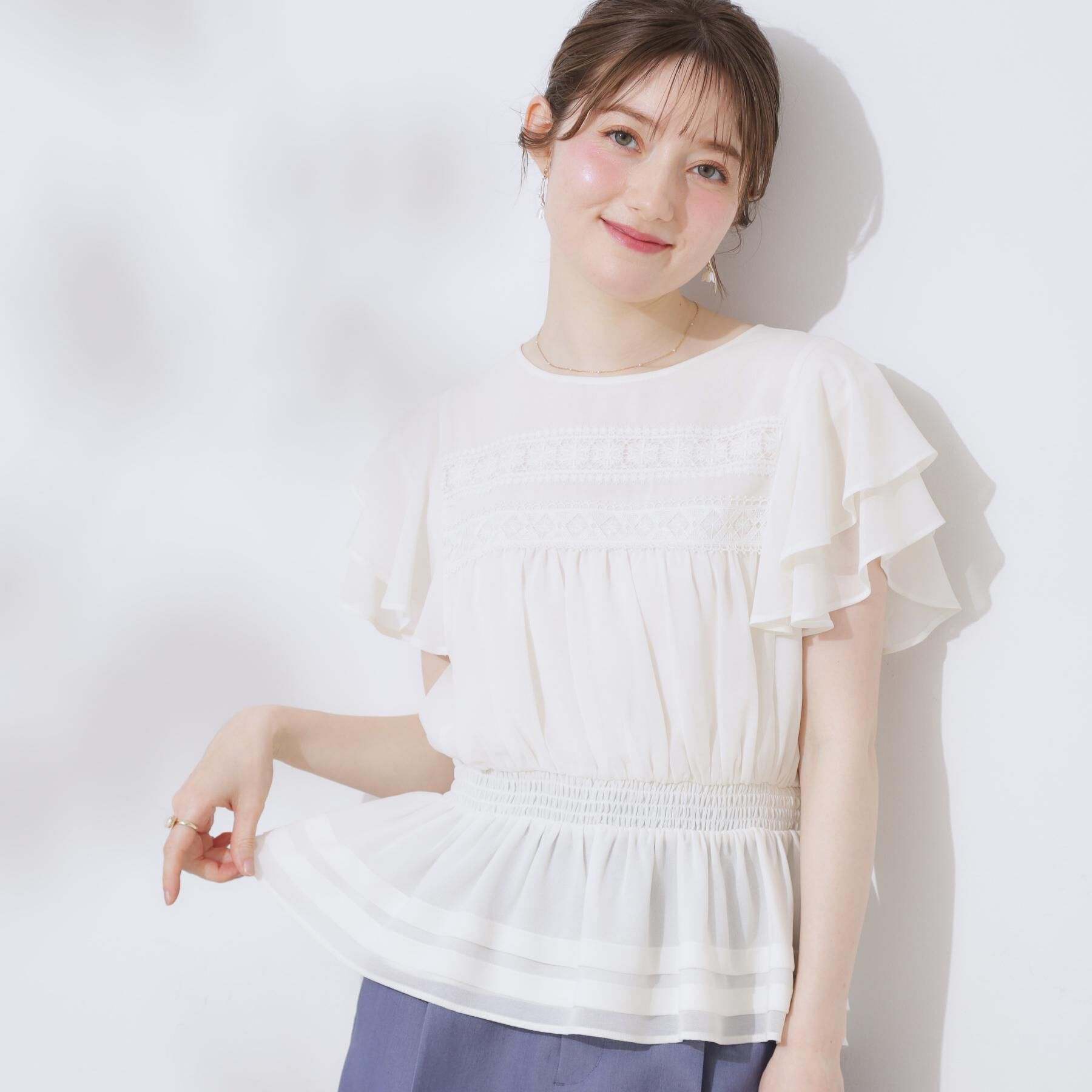 Couture broach「【大人可愛い・華やか】ダブルフリル袖ペプラムブラウス」|シャツ・ブラウス|オフホワイト(003