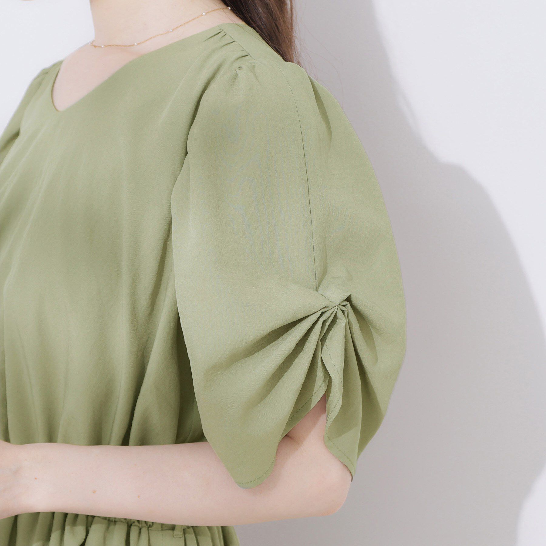 Couture broach「【マシンウォッシャブル・二の腕カバー】ウエストベルトVネックワンピース」|ワンピース|