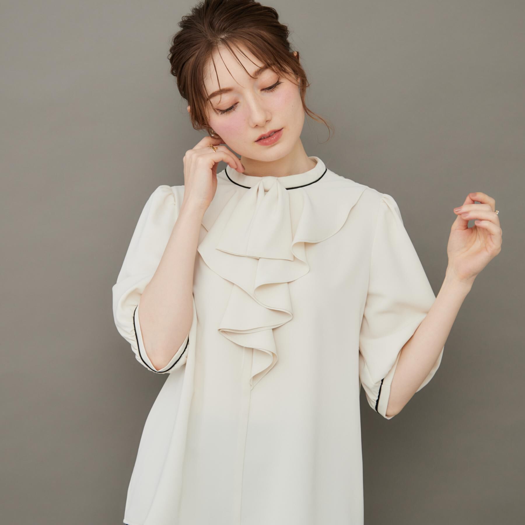 Couture broach「【華やか・5分袖・通勤】配色フリルタイブラウス」|シャツ・ブラウス|