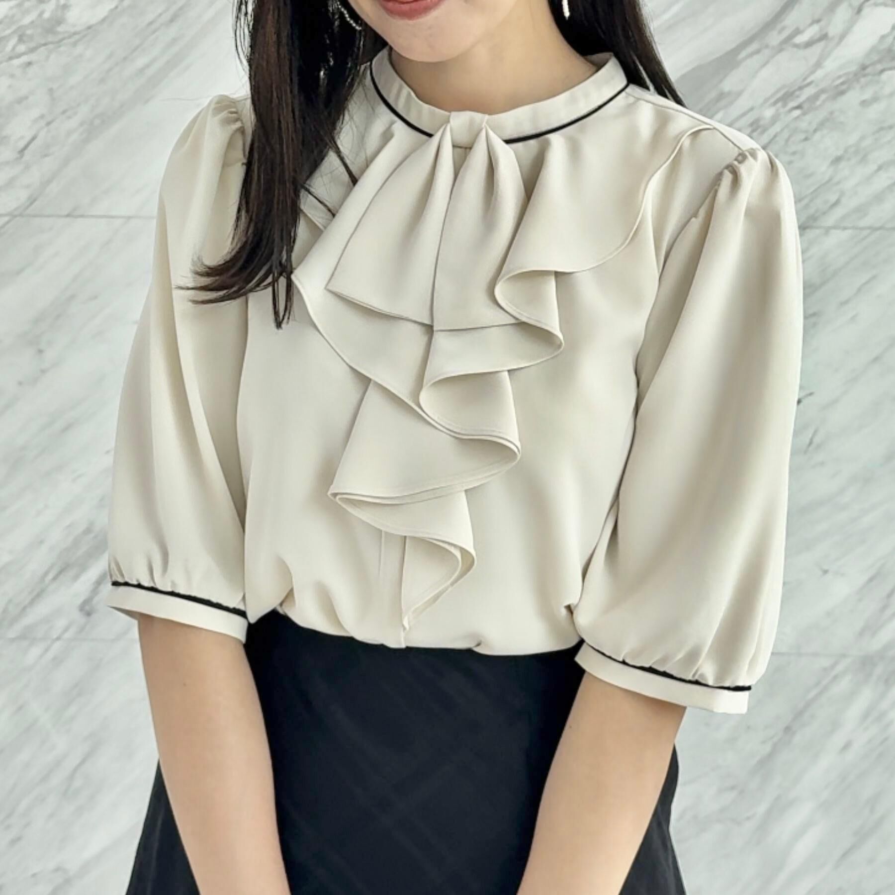 Couture broach「【華やか・5分袖・通勤】配色フリルタイブラウス」|シャツ・ブラウス|