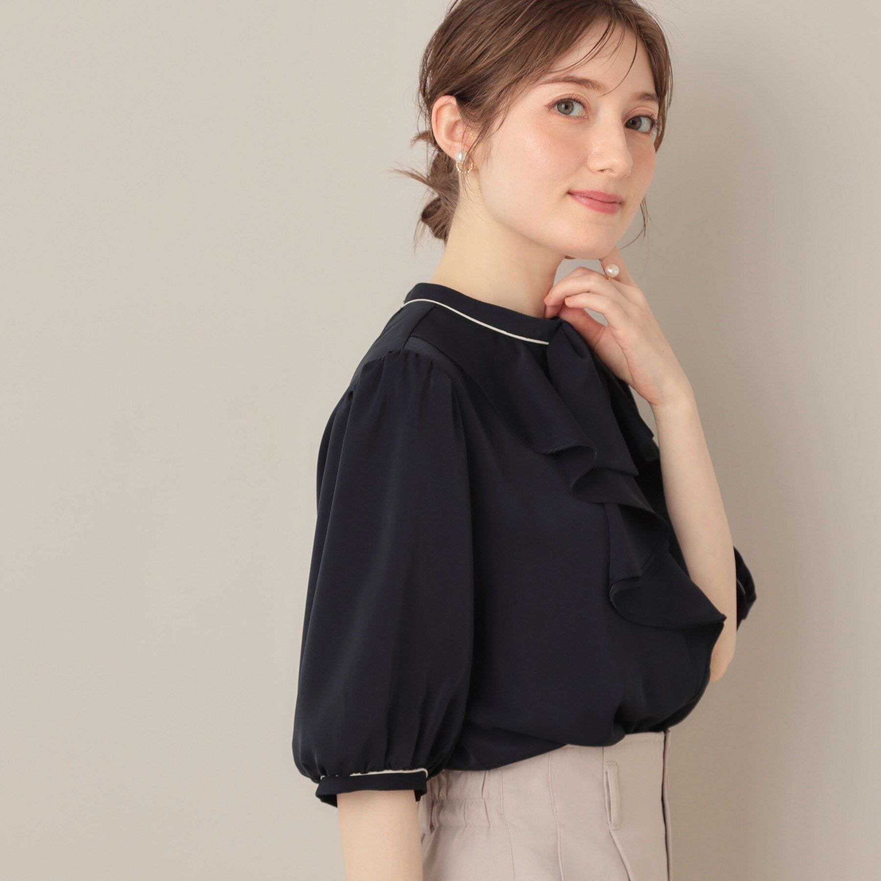 Couture broach「【華やか・5分袖・通勤】配色フリルタイブラウス」|シャツ・ブラウス|