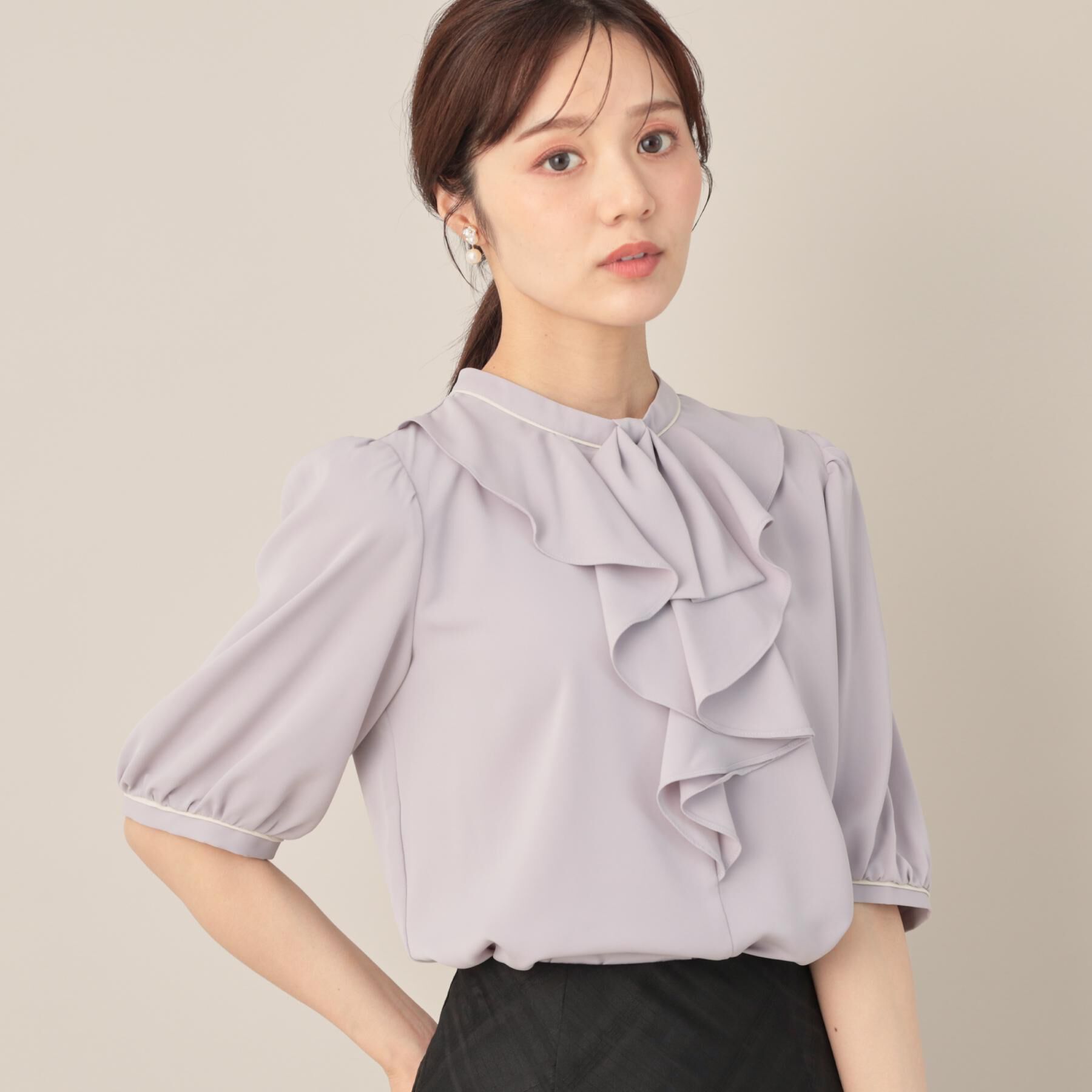 Couture broach「【華やか・5分袖・通勤】配色フリルタイブラウス」|シャツ・ブラウス|グレー(512)