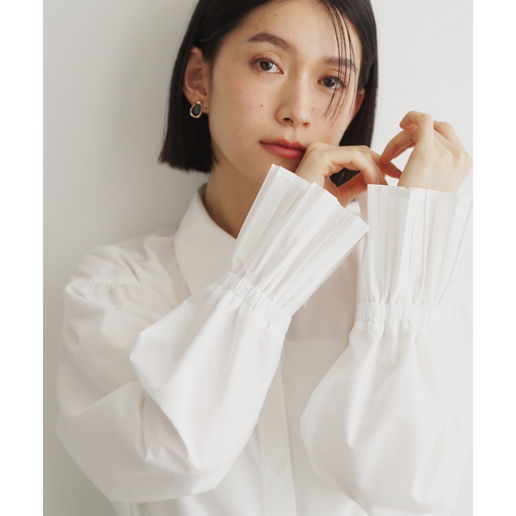 THE SHOP TK「【ONOFF活躍/セレモニー/通勤】袖プリーツバックシャーリングシャツ/洗える」|シャツ・ブラウス|オフホワイト(003