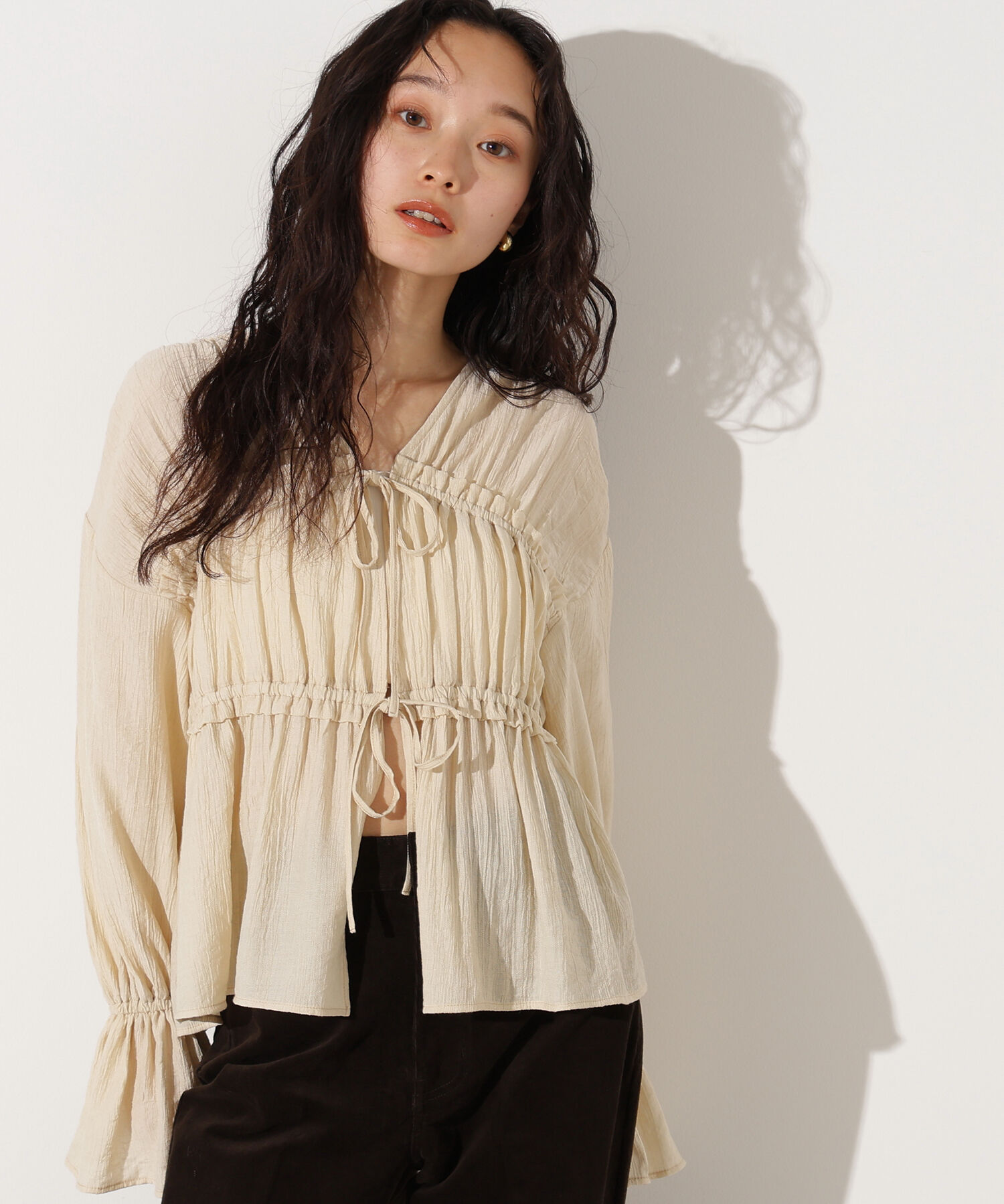  「楊柳シャーリングリボンブラウス」|シャツ・ブラウス|アイボリー1