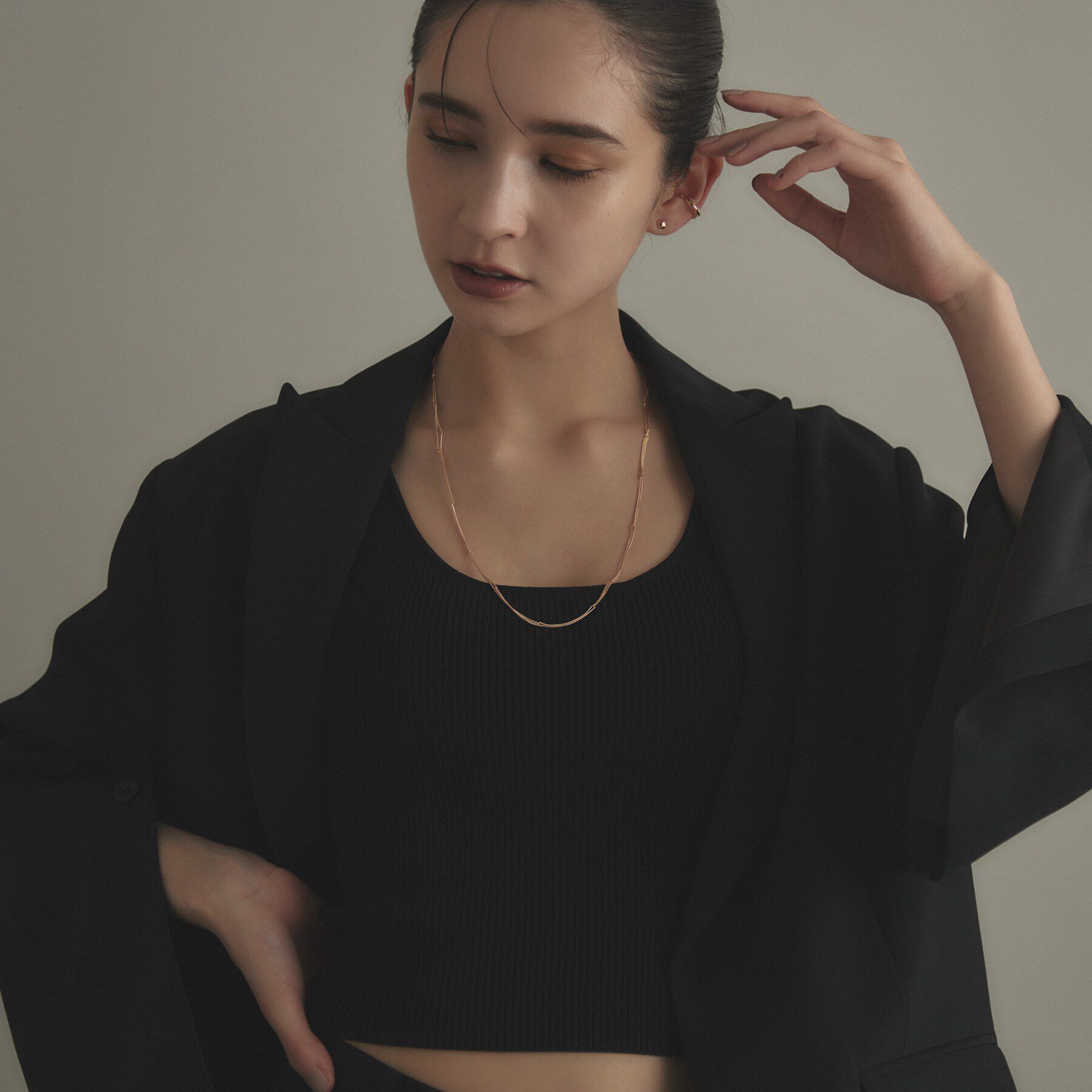 COCOSHNIK「K10月甲クロス イヤーカフ」|イヤリング|