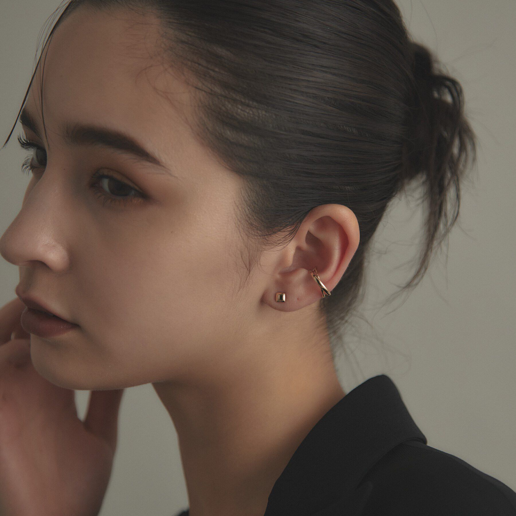 COCOSHNIK「K10月甲クロス イヤーカフ」|イヤリング|