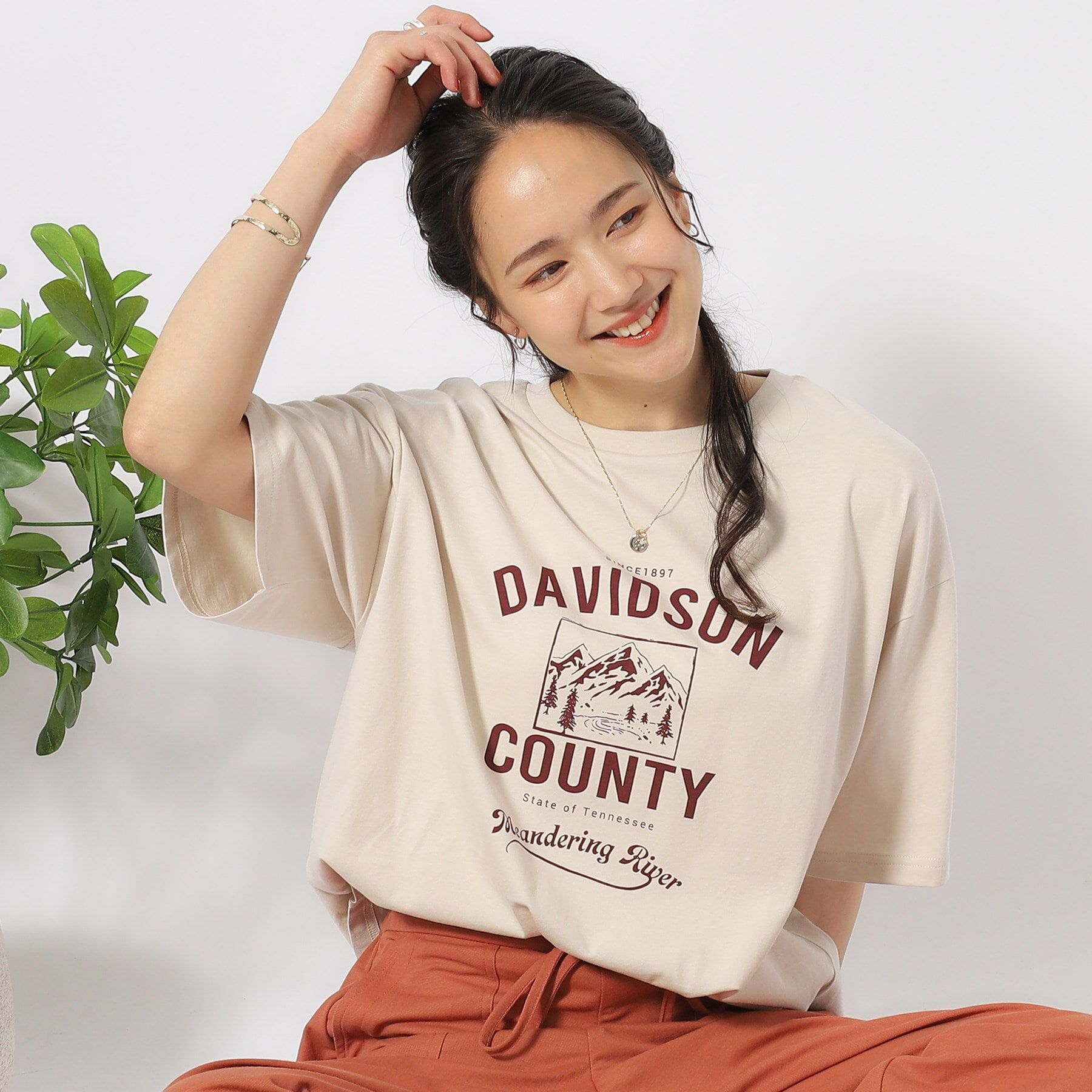 SHOO･LA･RUE「【洗える/プチプラ/綿100％】グラフィック半袖ゆるTシャツ」|Tシャツ・カットソー|グレージュ(350)