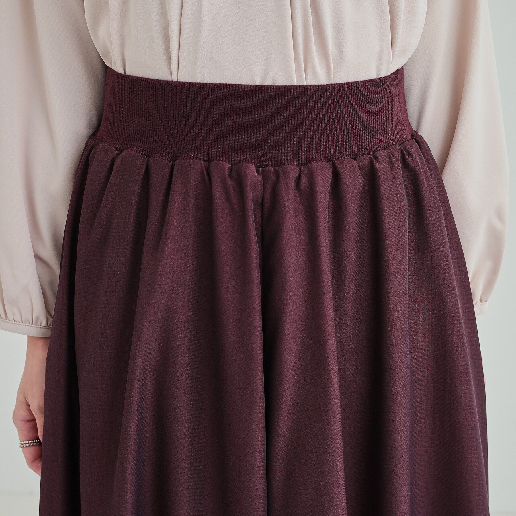 SHOO･LA･RUE「ウエストリブで無理せずキレイ　艶やかに彩る サテンフレアスカート」|スカート|