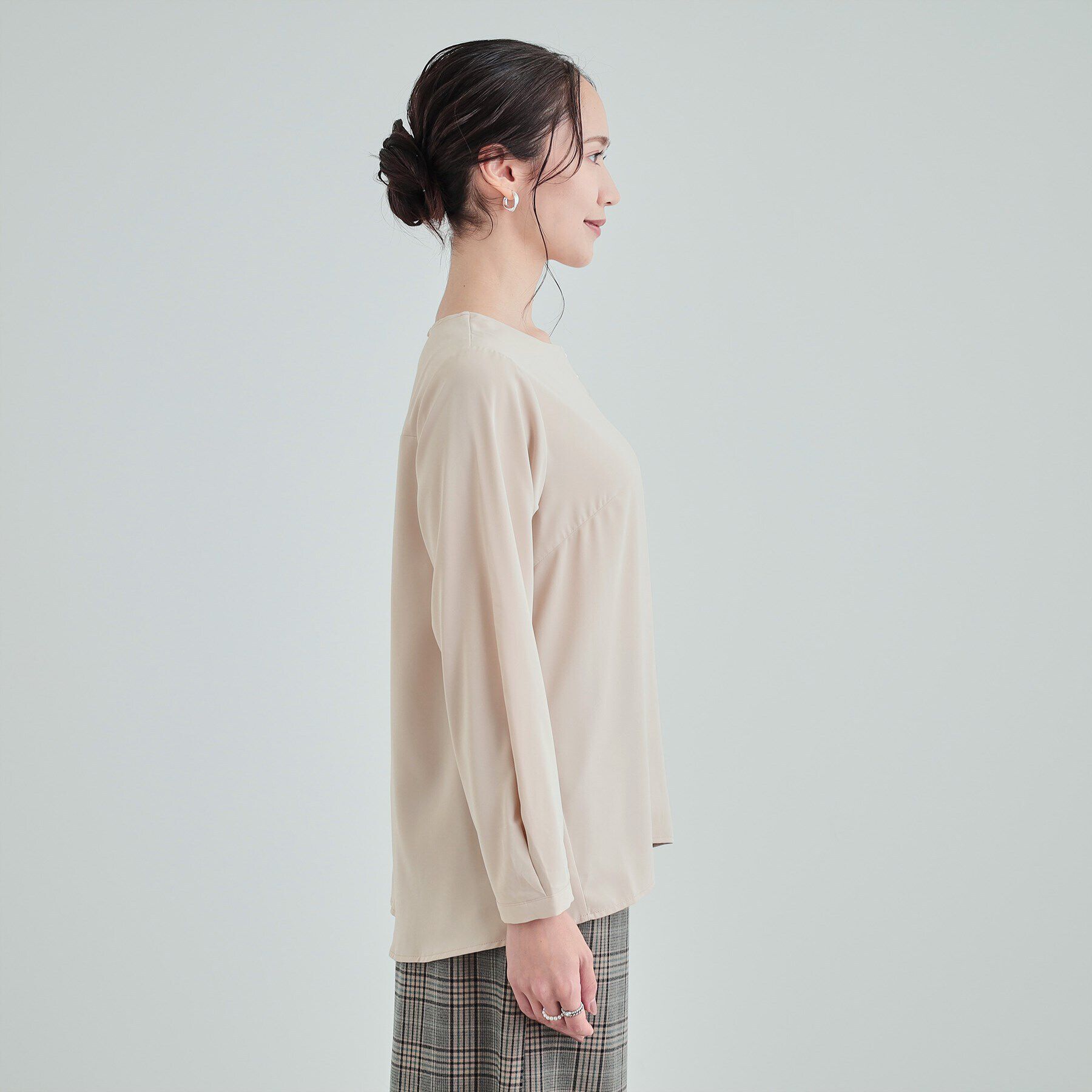 SHOO･LA･RUE「【通勤/セレモニー】華やかさをプラスする パール調キーネックブラウス」|シャツ・ブラウス|