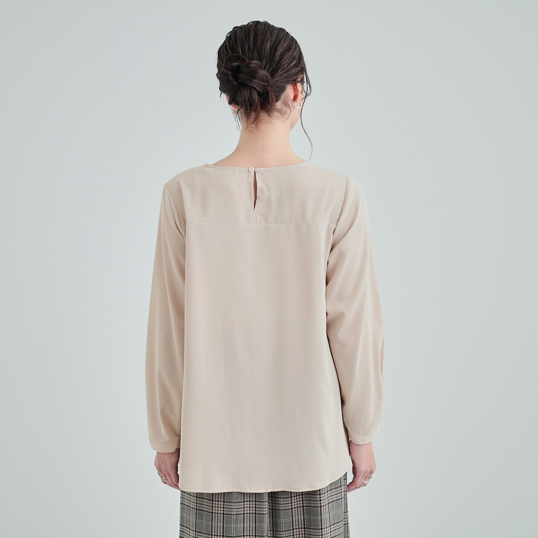 SHOO･LA･RUE「【通勤/セレモニー】華やかさをプラスする パール調キーネックブラウス」|シャツ・ブラウス|