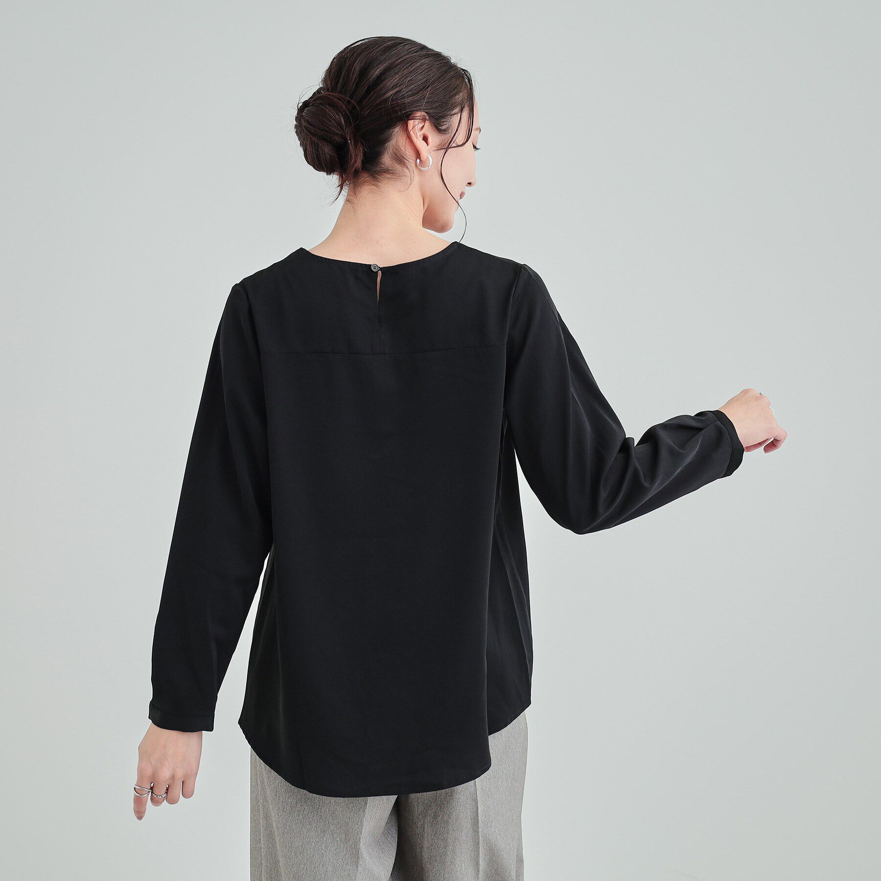 SHOO･LA･RUE「【通勤/セレモニー】華やかさをプラスする パール調キーネックブラウス」|シャツ・ブラウス|