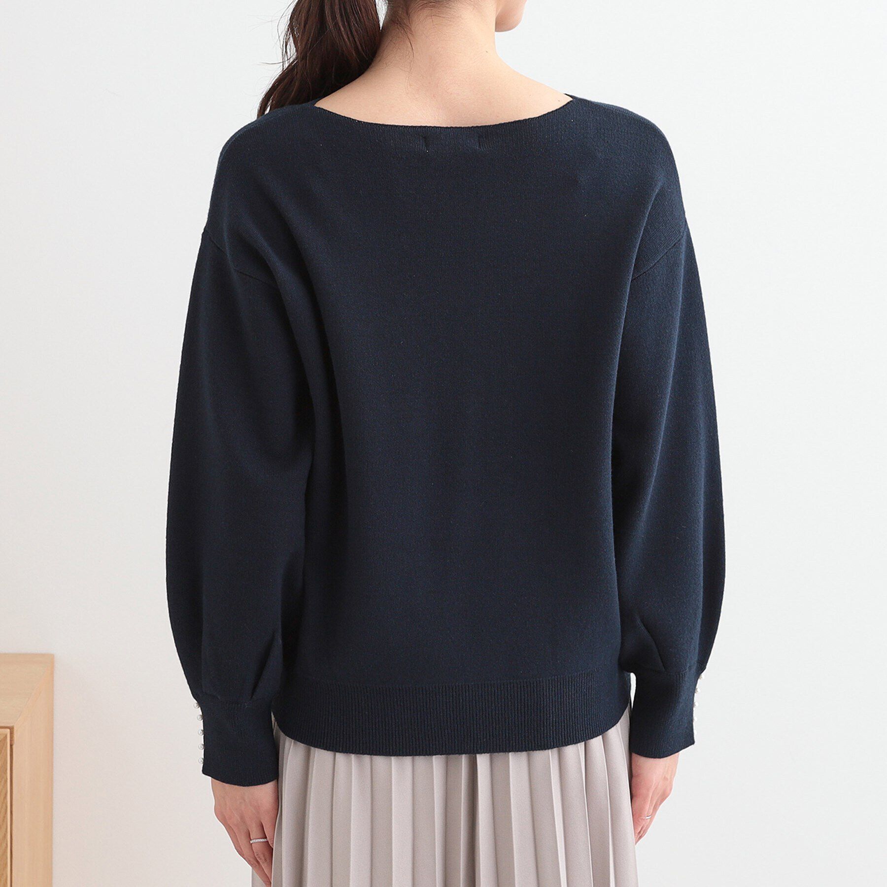 SHOO･LA･RUE「【洗える/S-LL】大人上品 お袖パール調ボタン付き ボートネックニット」|ニット・セーター|
