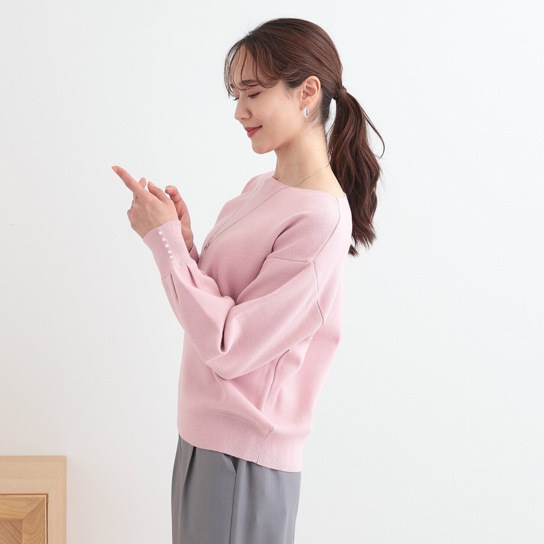 SHOO･LA･RUE「【洗える/S-LL】大人上品 お袖パール調ボタン付き ボートネックニット」|ニット・セーター|
