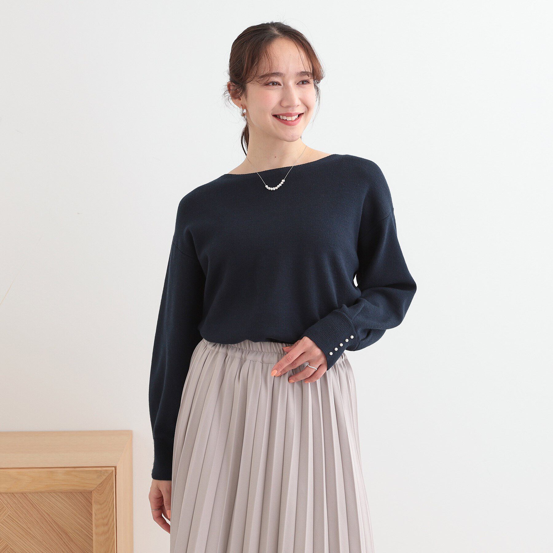 SHOO･LA･RUE「【洗える/S-LL】大人上品 お袖パール調ボタン付き ボートネックニット」|ニット・セーター|