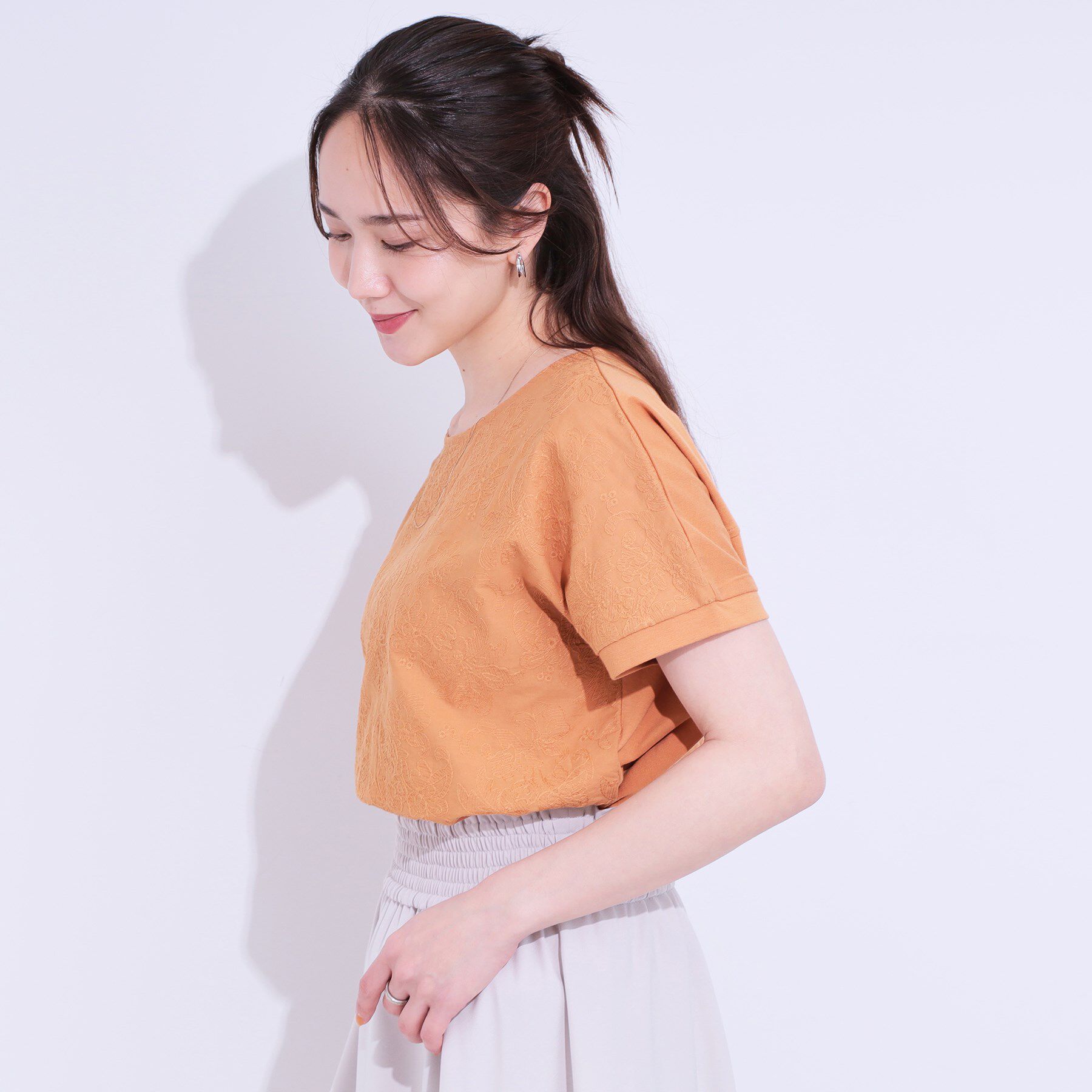 SHOO･LA･RUE「【S-LL】一枚でサマ見え フローラル刺繍トップス」|Tシャツ・カットソー|