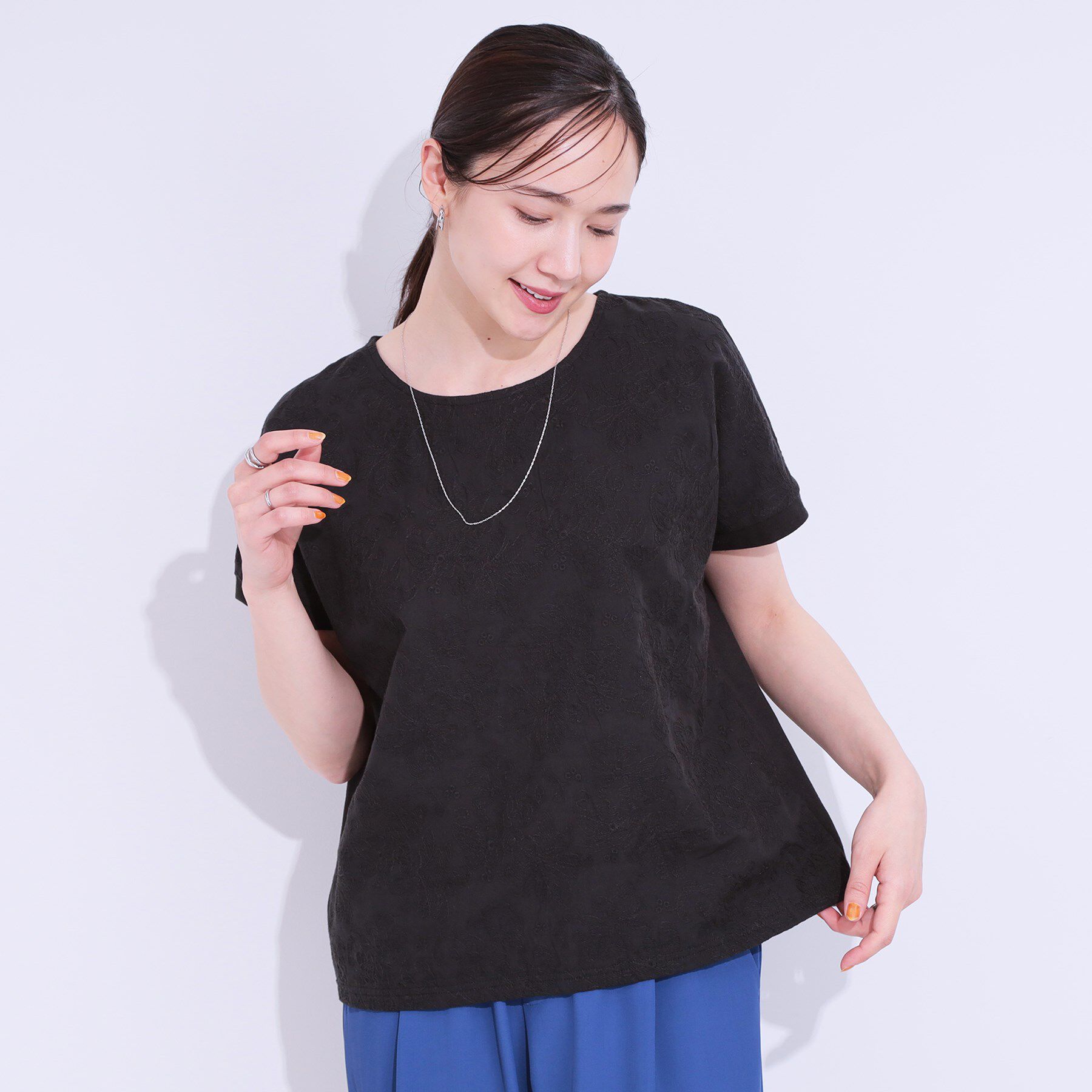 SHOO･LA･RUE「【S-LL】一枚でサマ見え フローラル刺繍トップス」|Tシャツ・カットソー|
