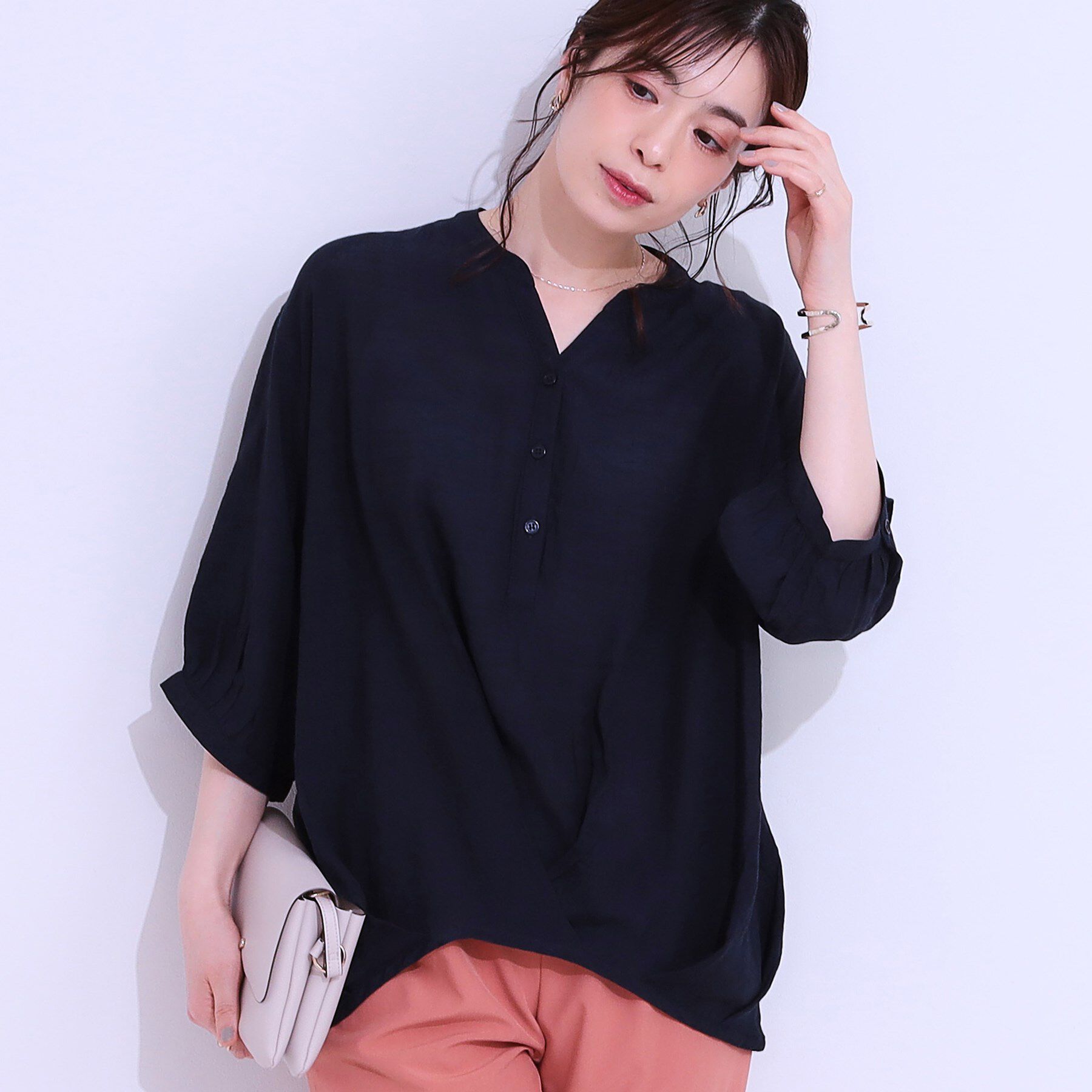 SHOO･LA･RUE「【S-LL】インせず腰回りすっきり フロントタックブラウス」|シャツ・ブラウス|ネイビー(894)