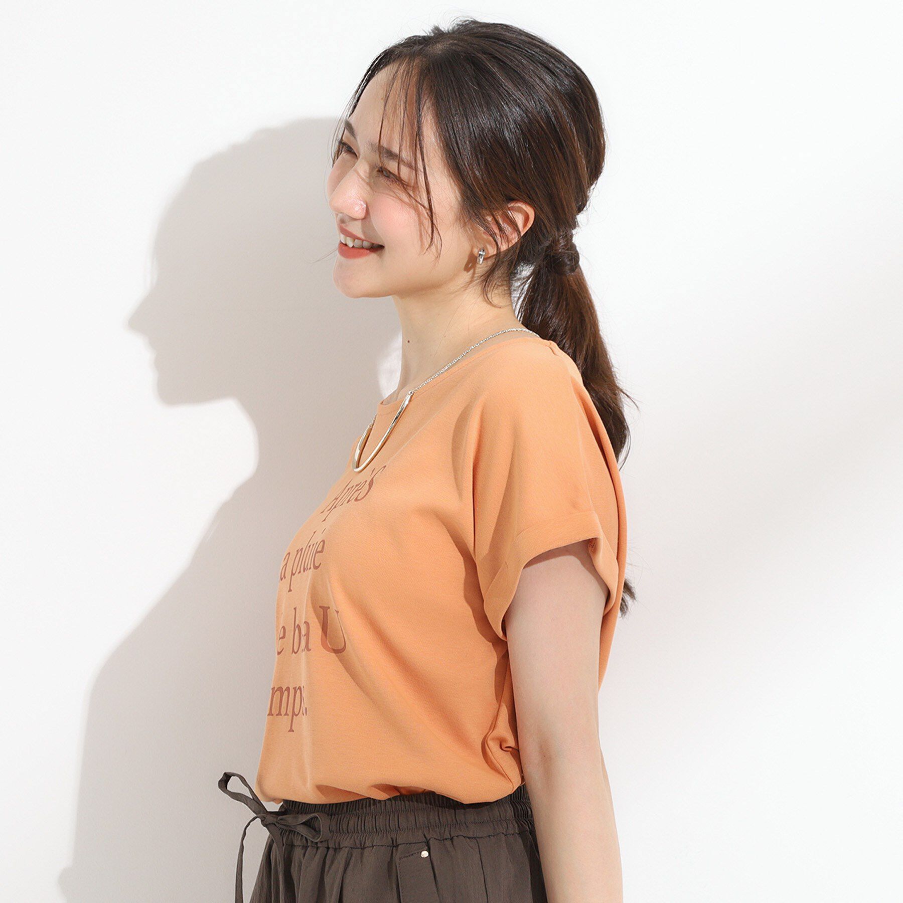 SHOO･LA･RUE「【汗ジミ防止/ひんやり/UV】ロゴプリントTシャツ」|Tシャツ・カットソー|