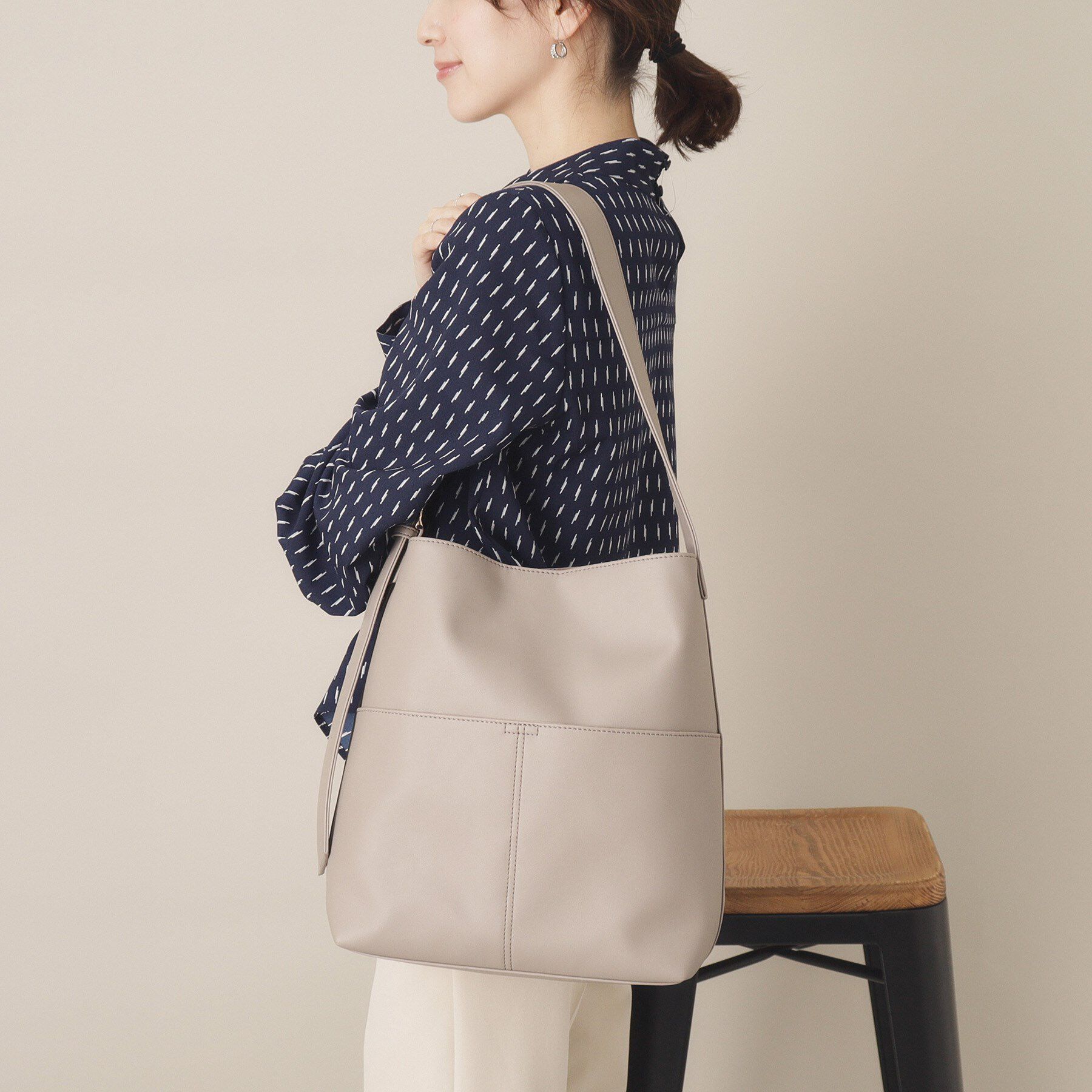 ITS&rsquo;DEMO「【A4対応】ワンハンドルバケツショルダー」|ショルダー・メッセンジャー|グレージュ(050)