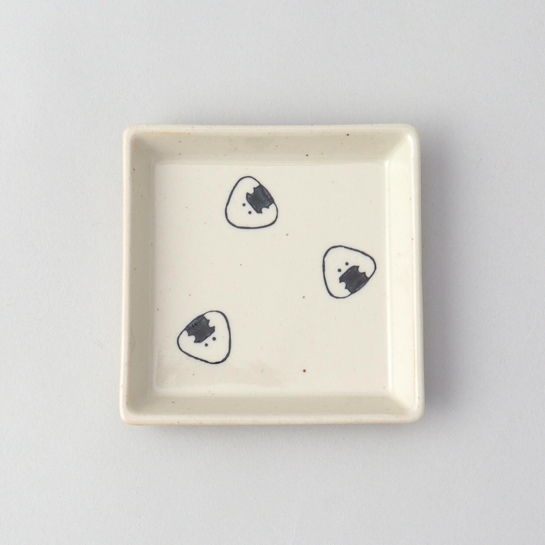 212 KITCHEN STORE「ぎゅっとおにぎりさん 角皿 のり」|食器・キッチングッズ|