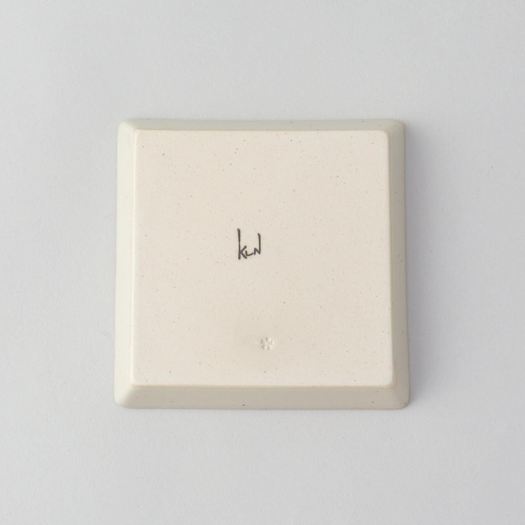 212 KITCHEN STORE「ぎゅっとおにぎりさん 角皿 のり」|食器・キッチングッズ|