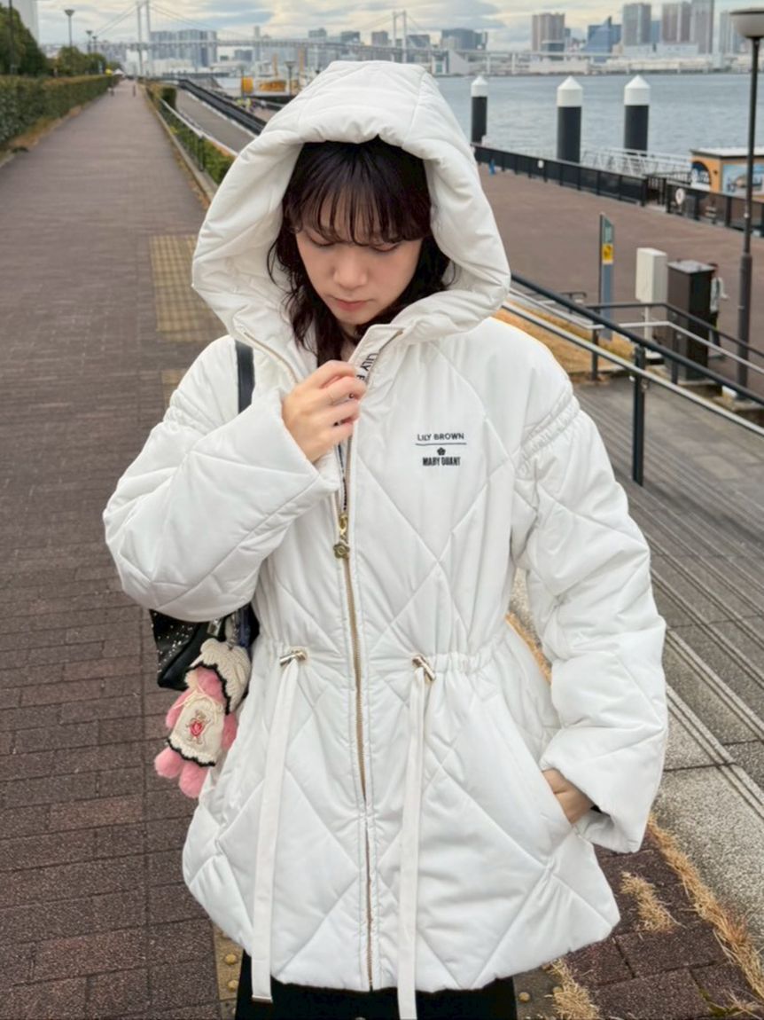 LILY BROWN「【LILY BROWN&times;MARY QUANT】デイジーチャーム付きクラシカルキルティングコート」|その他|