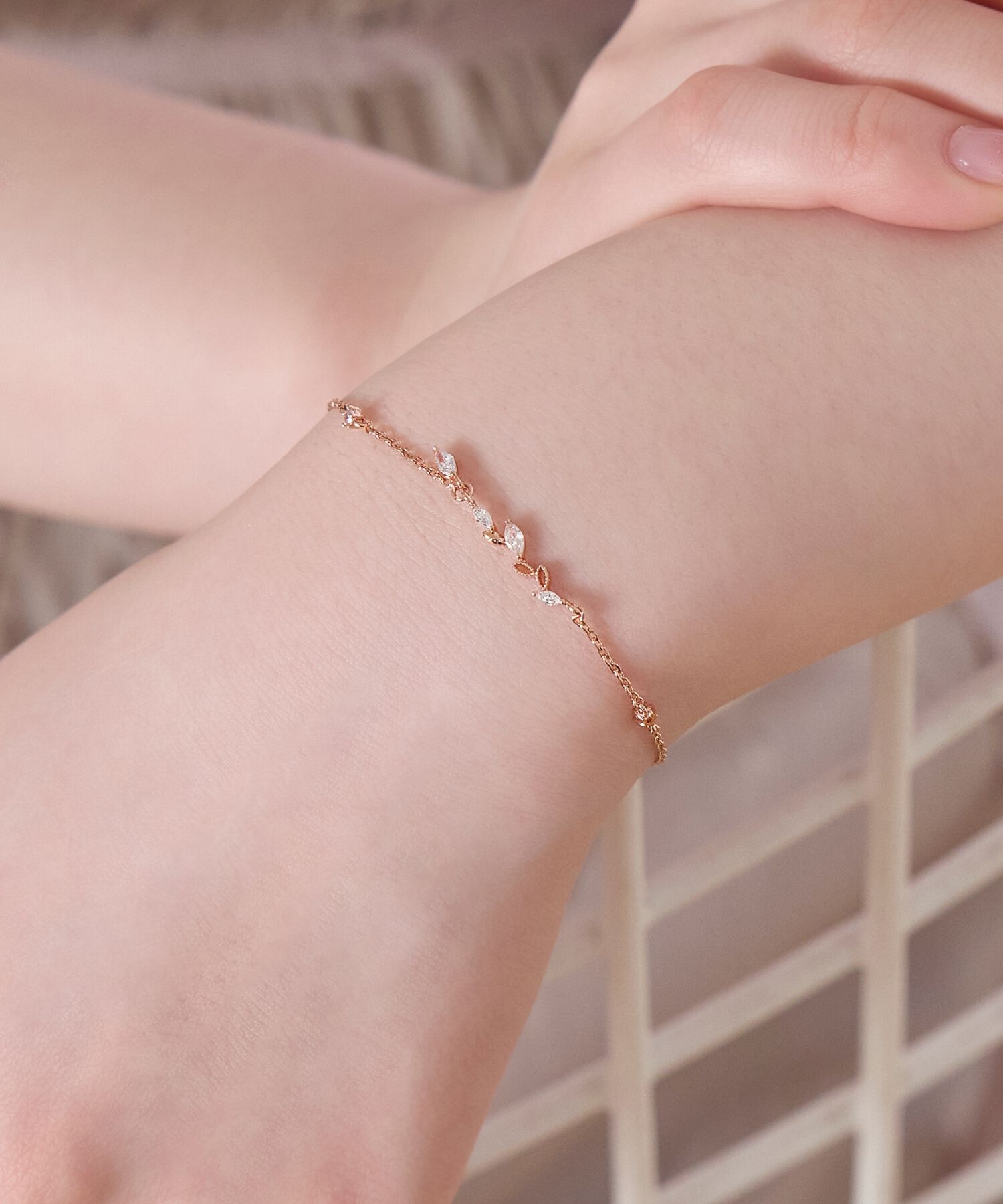Phoebe「シャイニーティアリーフブレスレット ローズゴールド」|ブレスレット・バングル|ローズゴールド