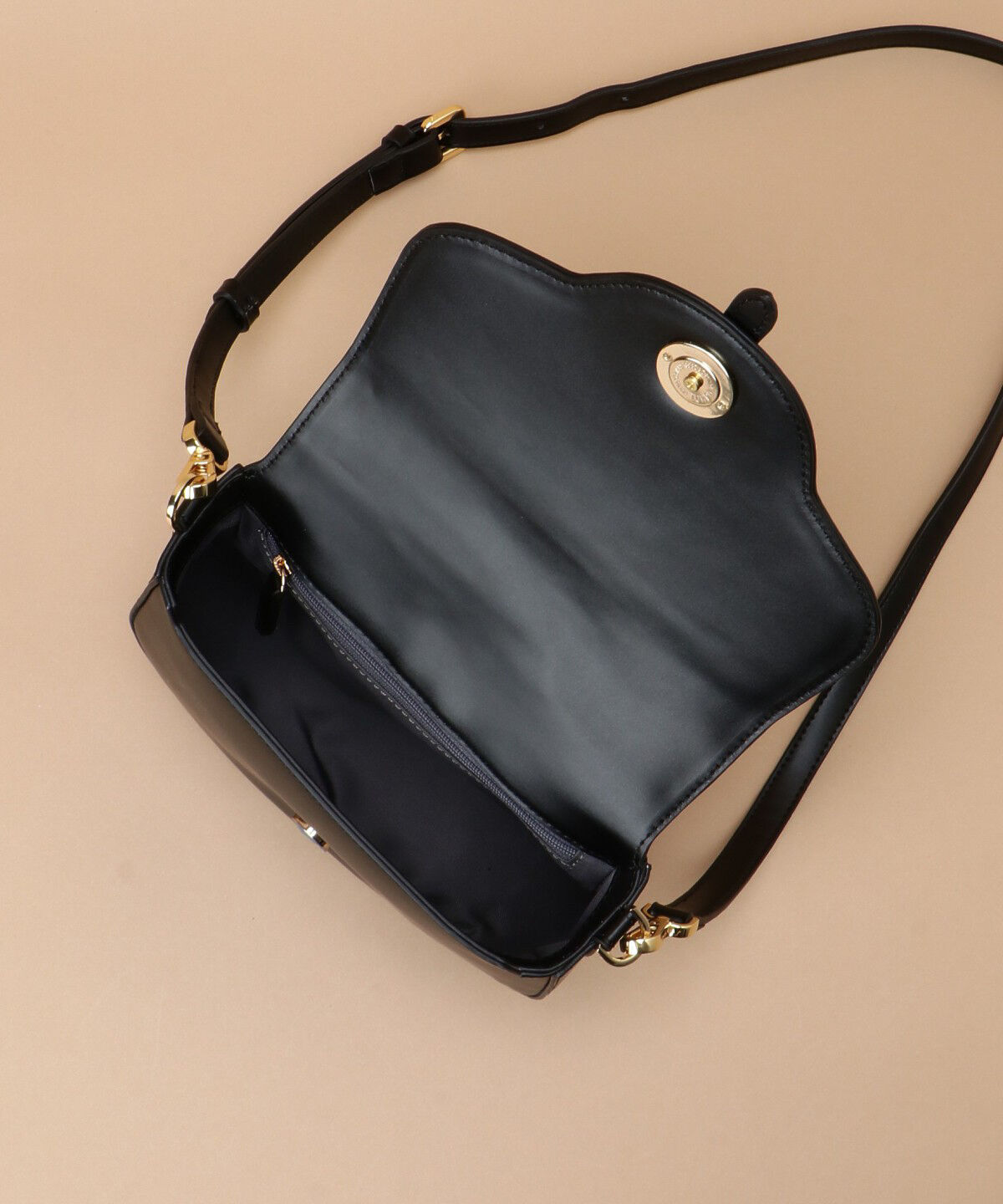 Samantha Thavasa「フラワーカット ショルダーバッグ」|ショルダー・メッセンジャー|