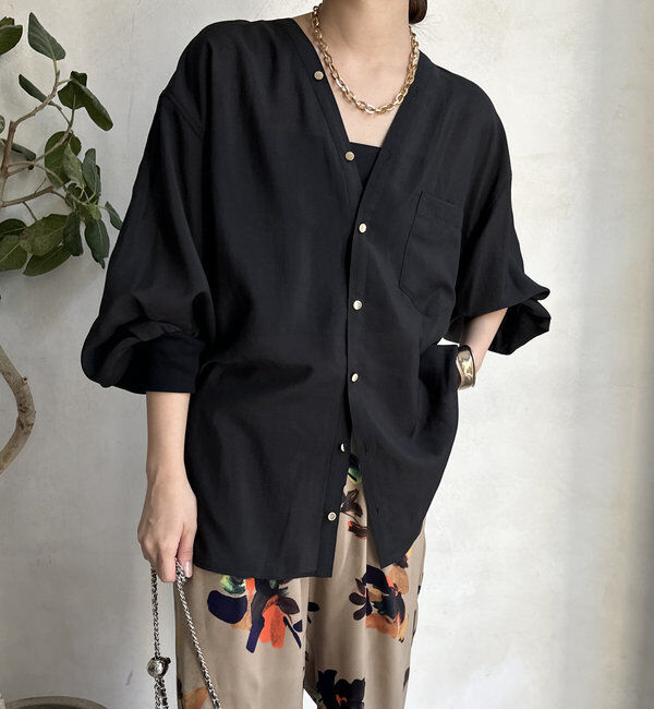  「【新色追加】GOLDボタンVVシャツ」|シャツ・ブラウス|