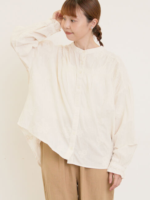 Samansa Mos2「ハンドステッチ風花柄シャーリングブラウス」|シャツ・ブラウス|キナリ