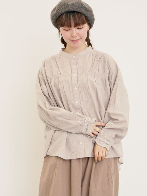 Samansa Mos2「ハンドステッチ風花柄シャーリングブラウス」|シャツ・ブラウス|ベージュ