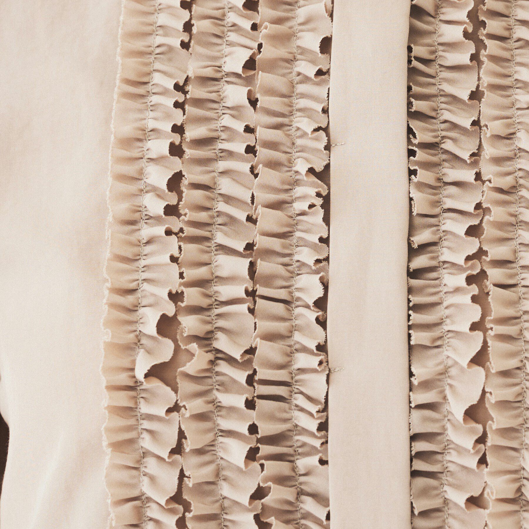 UNTITLED「【華やか／夏ブラウス】半袖フリルブラウス」|シャツ・ブラウス|