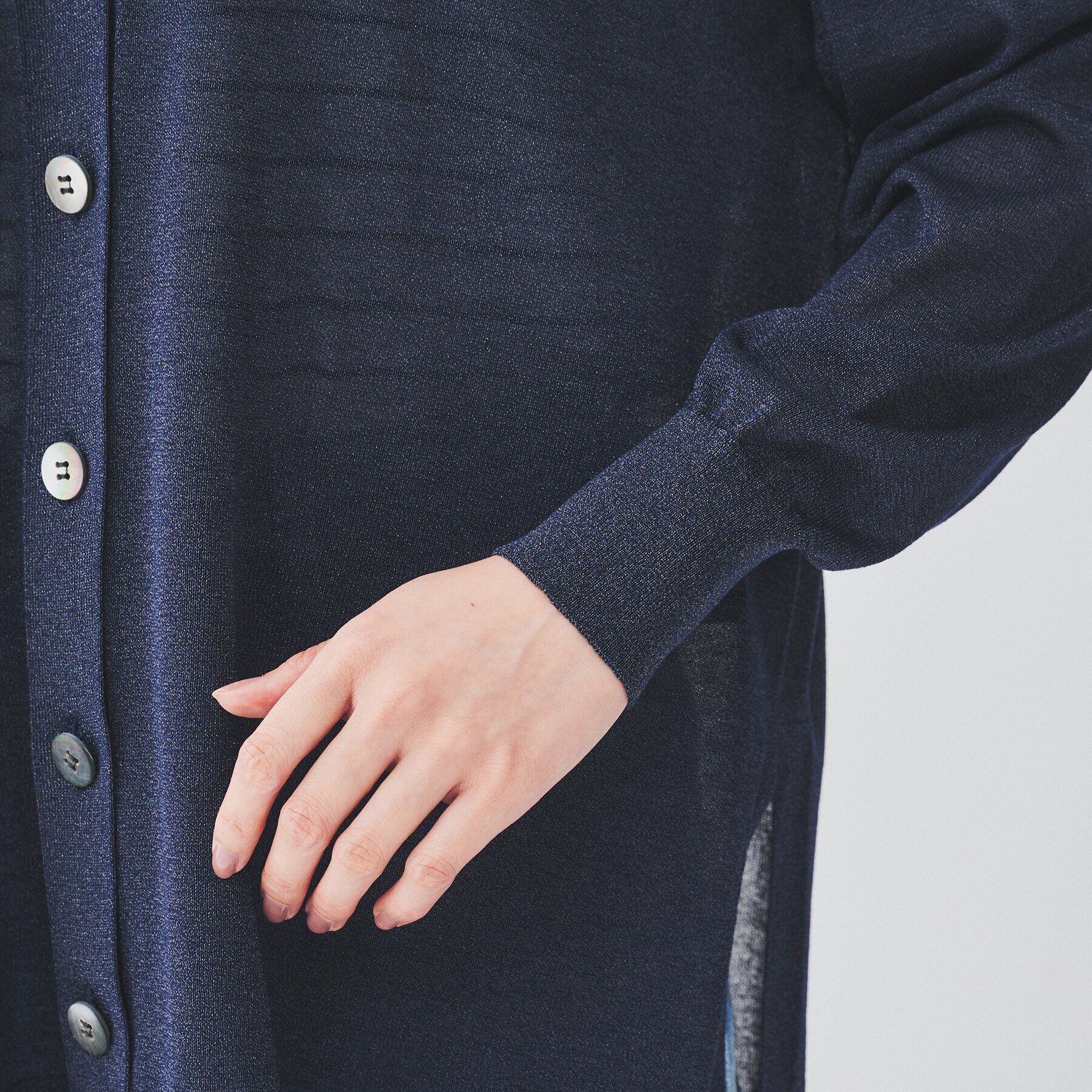 UNTITLED「【ゆったり/ロング丈】シアーVネックカーディガン」|カーディガン|