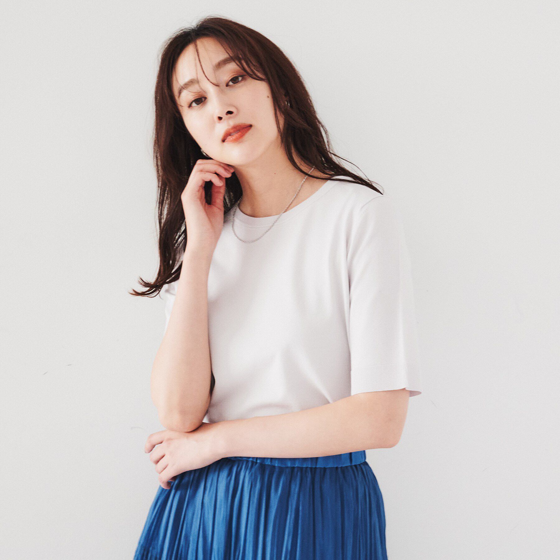 UNTITLED「【サラッと薄手素材/アンサンブル可能】レーヨンストレッチ クルーネックニット」|ニット・セーター|グレージュ(050)