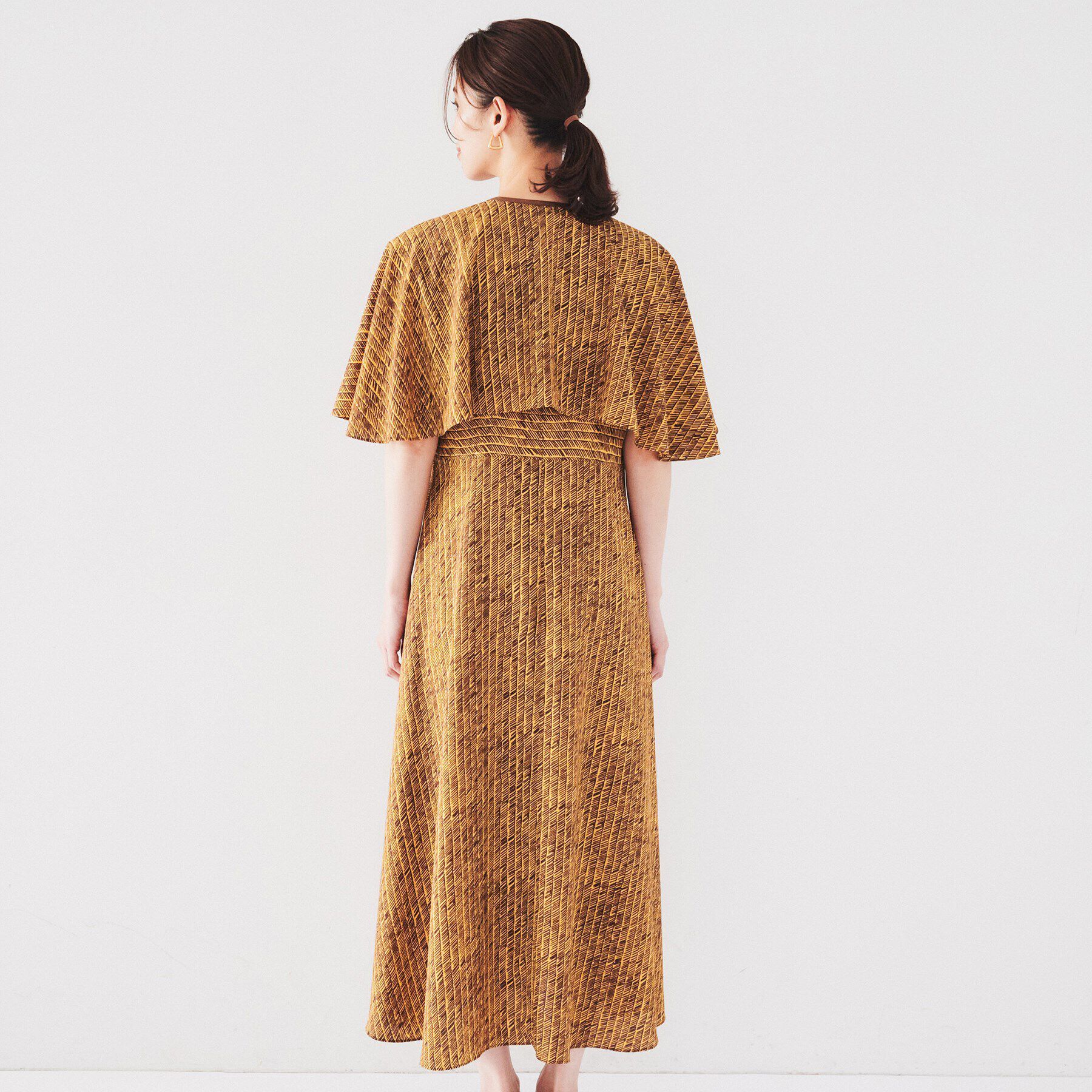 UNTITLED「【ケープ付き/２WAY】ヴィンテージプリントへリンボン柄ワンピース」|ワンピース|