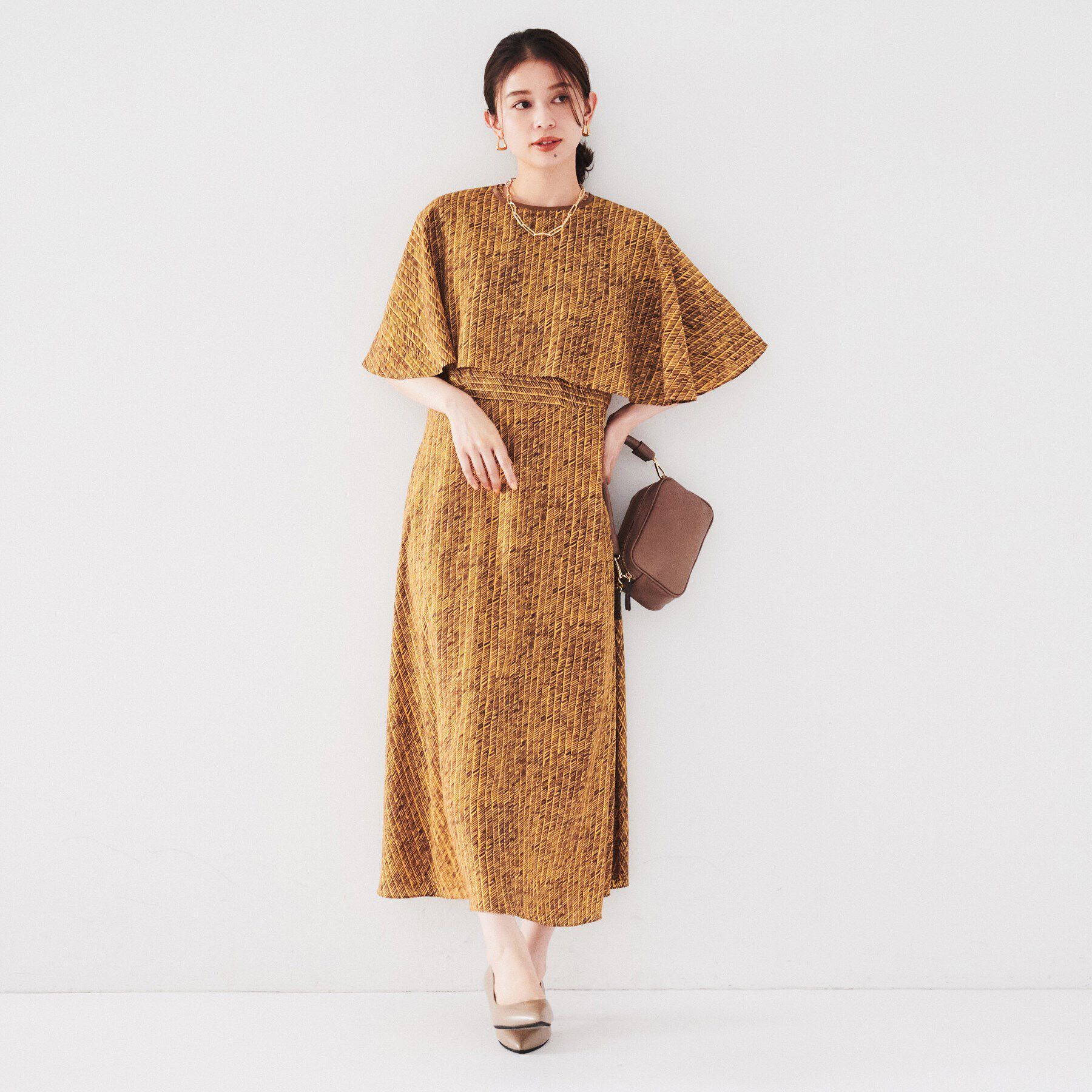 UNTITLED「【ケープ付き/２WAY】ヴィンテージプリントへリンボン柄ワンピース」|ワンピース|