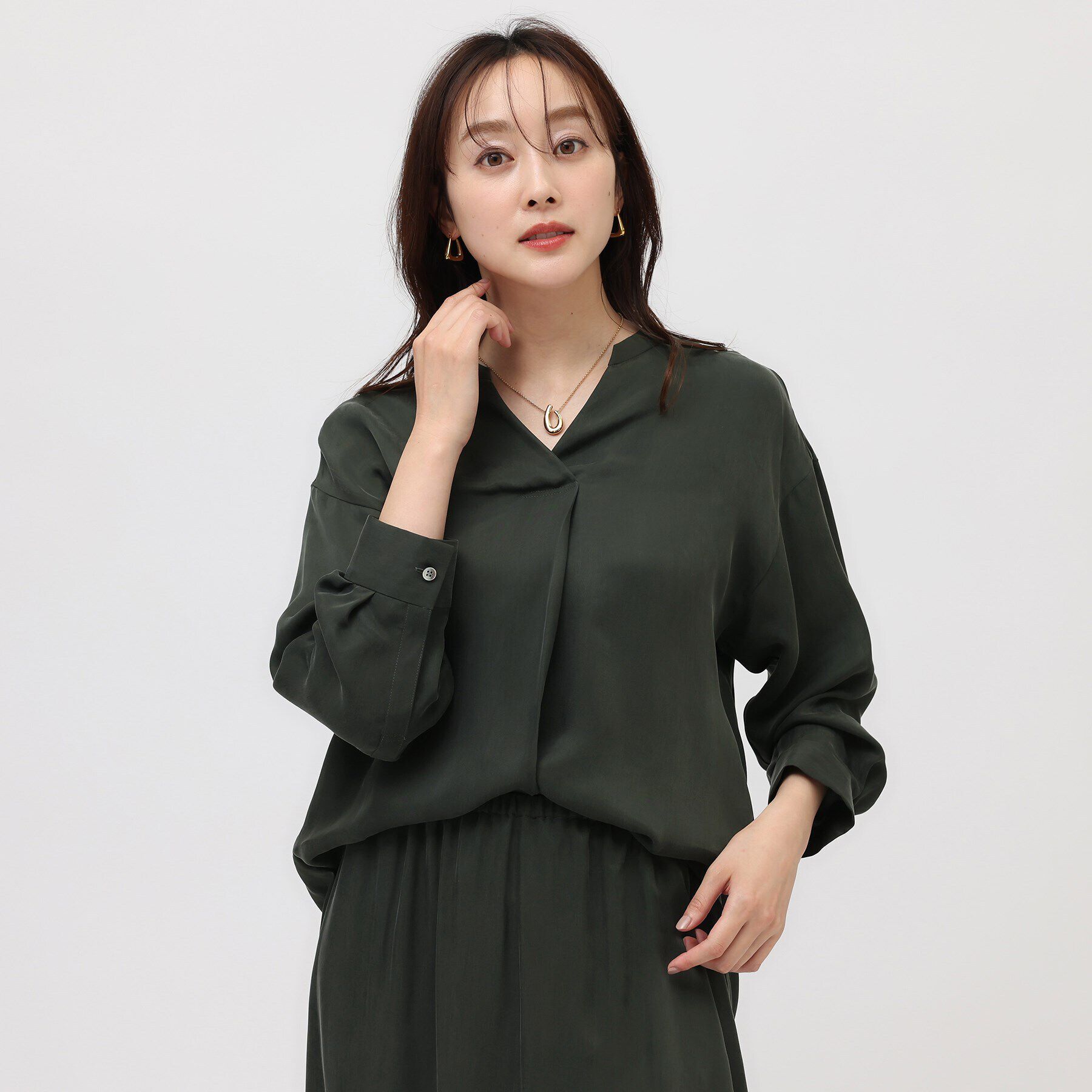 UNTITLED「【セットアップ可能/パウダータッチ】シルキーキュプラ スキッパーブラウス」|シャツ・ブラウス|カーキ(029)