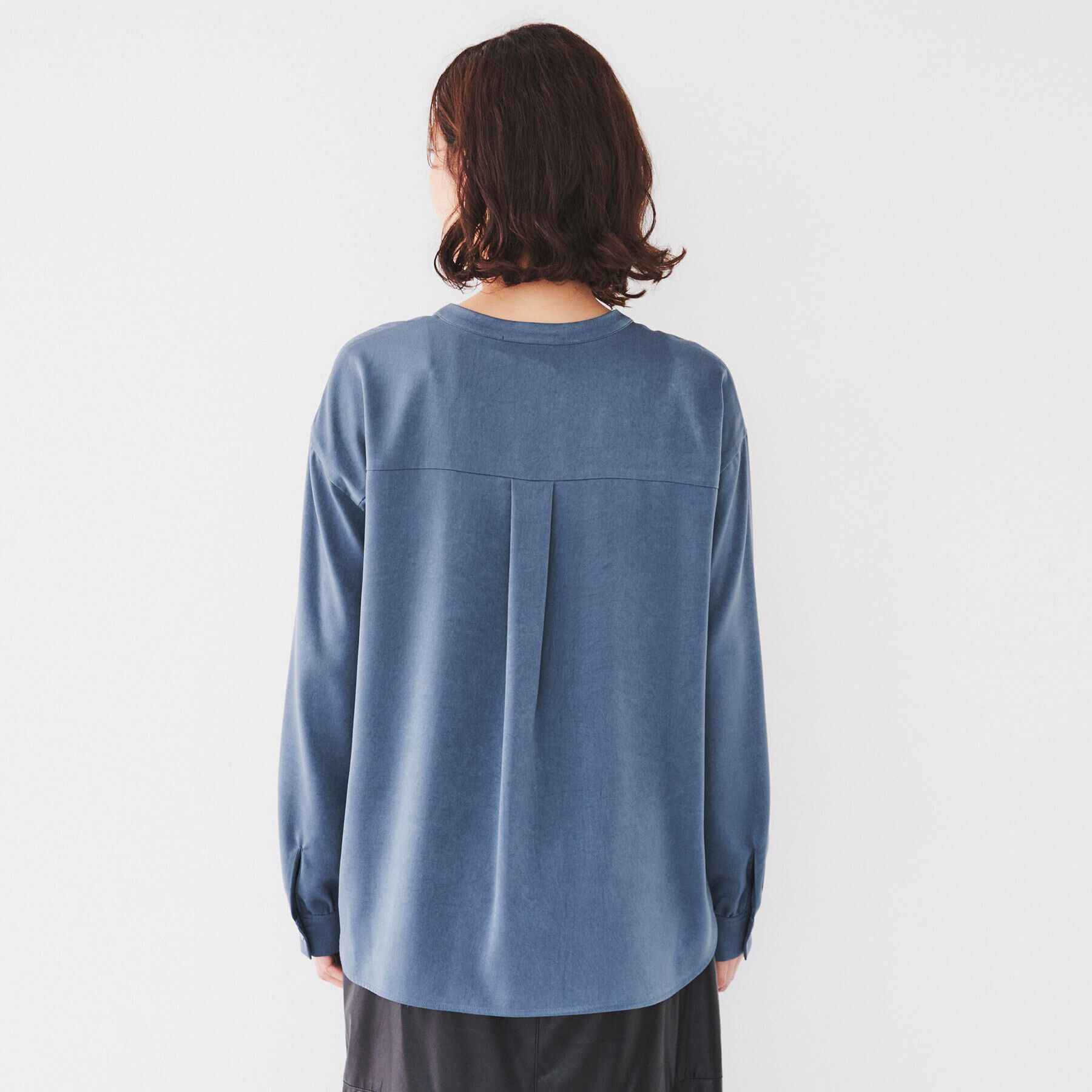 UNTITLED「【洗える/バンドカラー】フェイクスエードサテンブラウス」|シャツ・ブラウス|