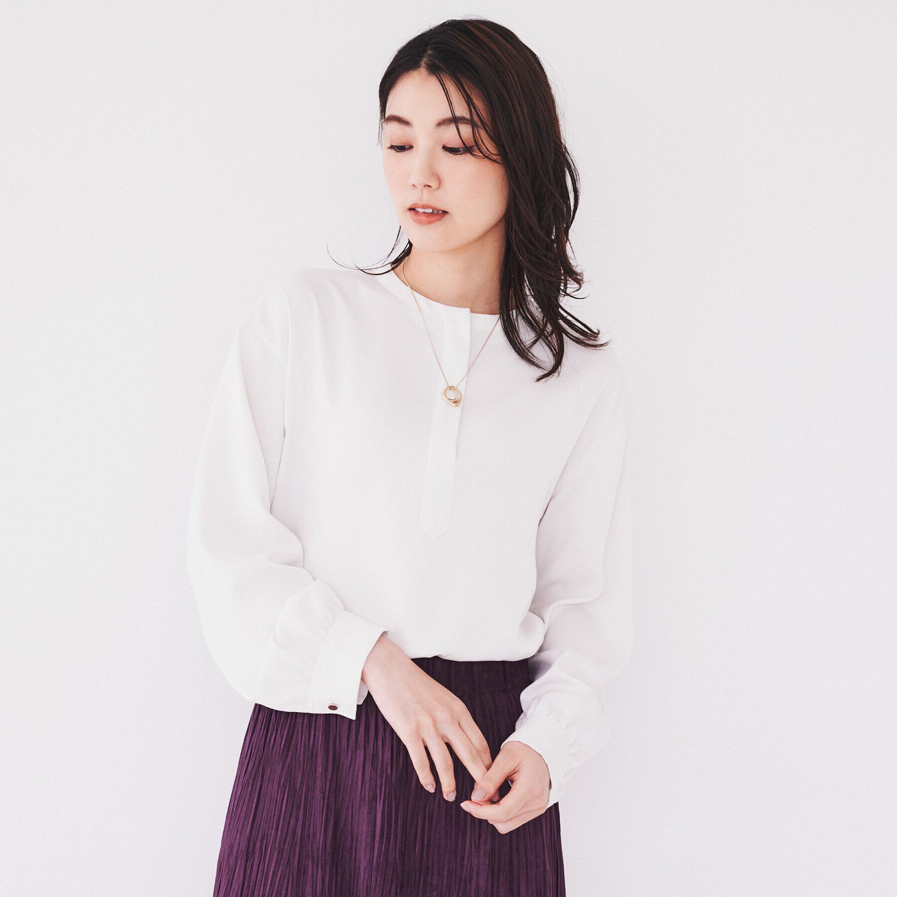 UNTITLED「【洗える/バンドカラー】フェイクスエードサテンブラウス」|シャツ・ブラウス|