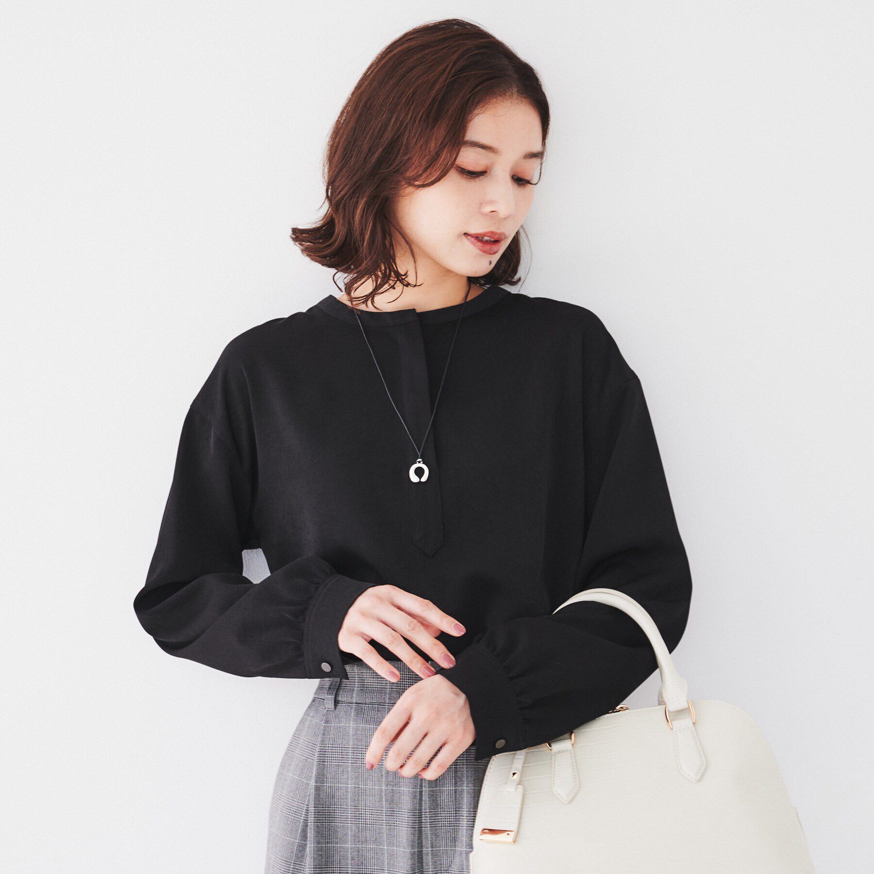 UNTITLED「【洗える/バンドカラー】フェイクスエードサテンブラウス」|シャツ・ブラウス|