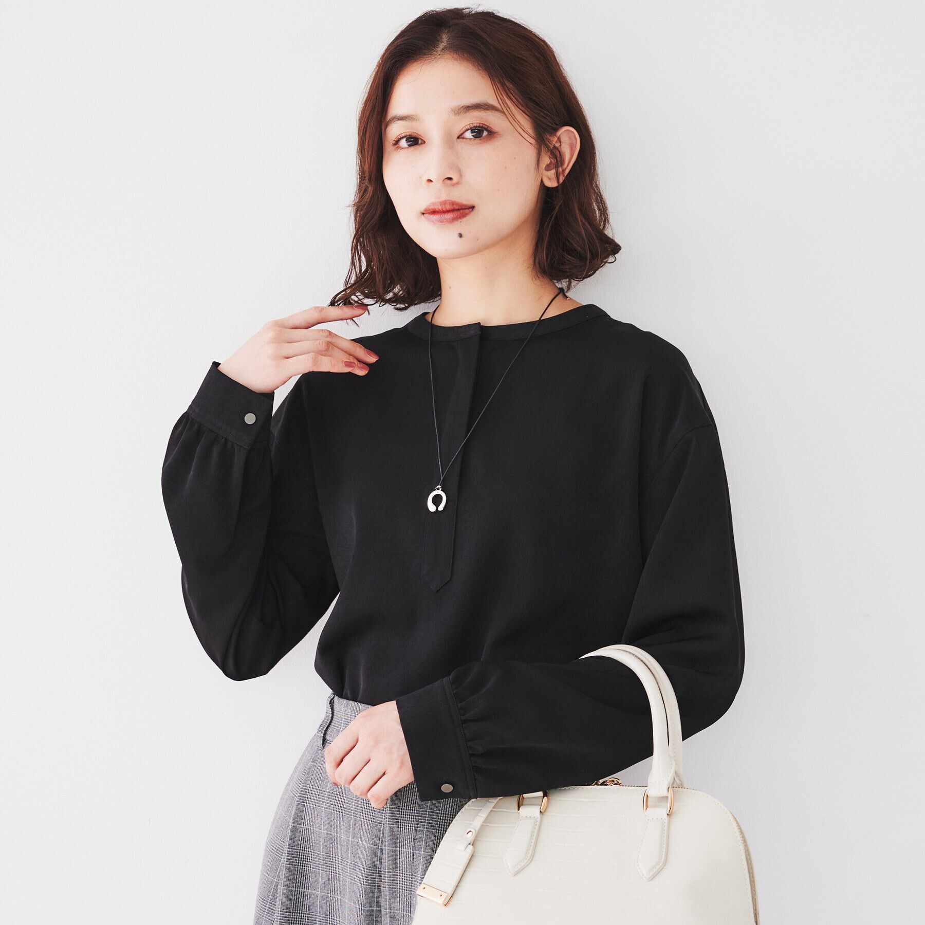 UNTITLED「【洗える/バンドカラー】フェイクスエードサテンブラウス」|シャツ・ブラウス|ブラック(019)