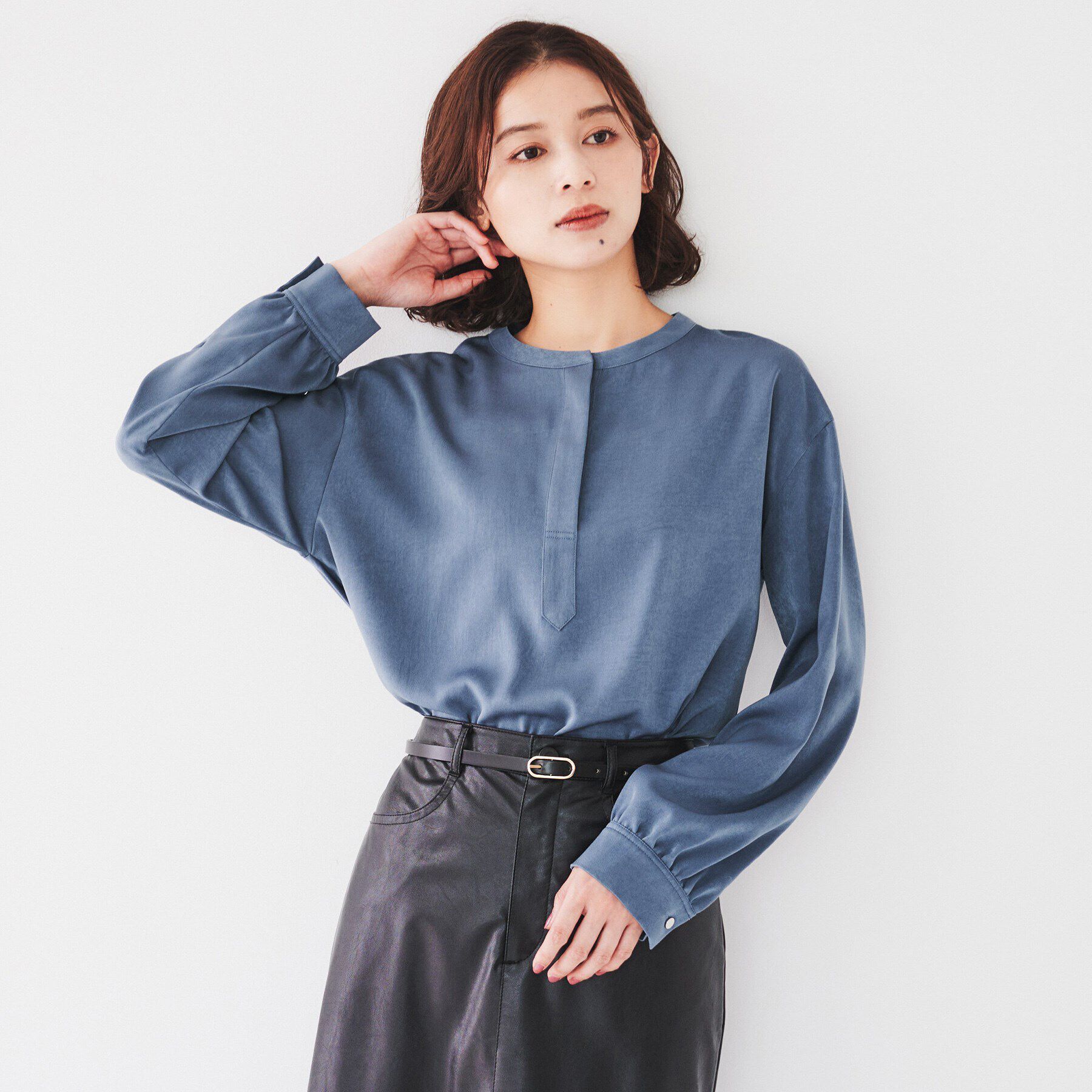 UNTITLED「【洗える/バンドカラー】フェイクスエードサテンブラウス」|シャツ・ブラウス|ブルー(092)