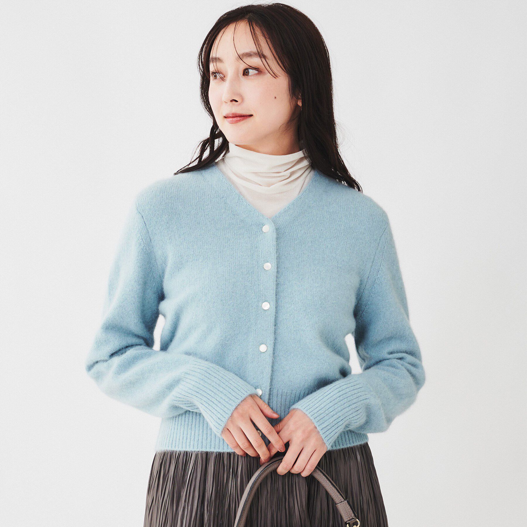 UNTITLED「【ショート丈/一枚着も可能】ウールフォックス Vネックカーディガン」|カーディガン|サックスブルー(09
