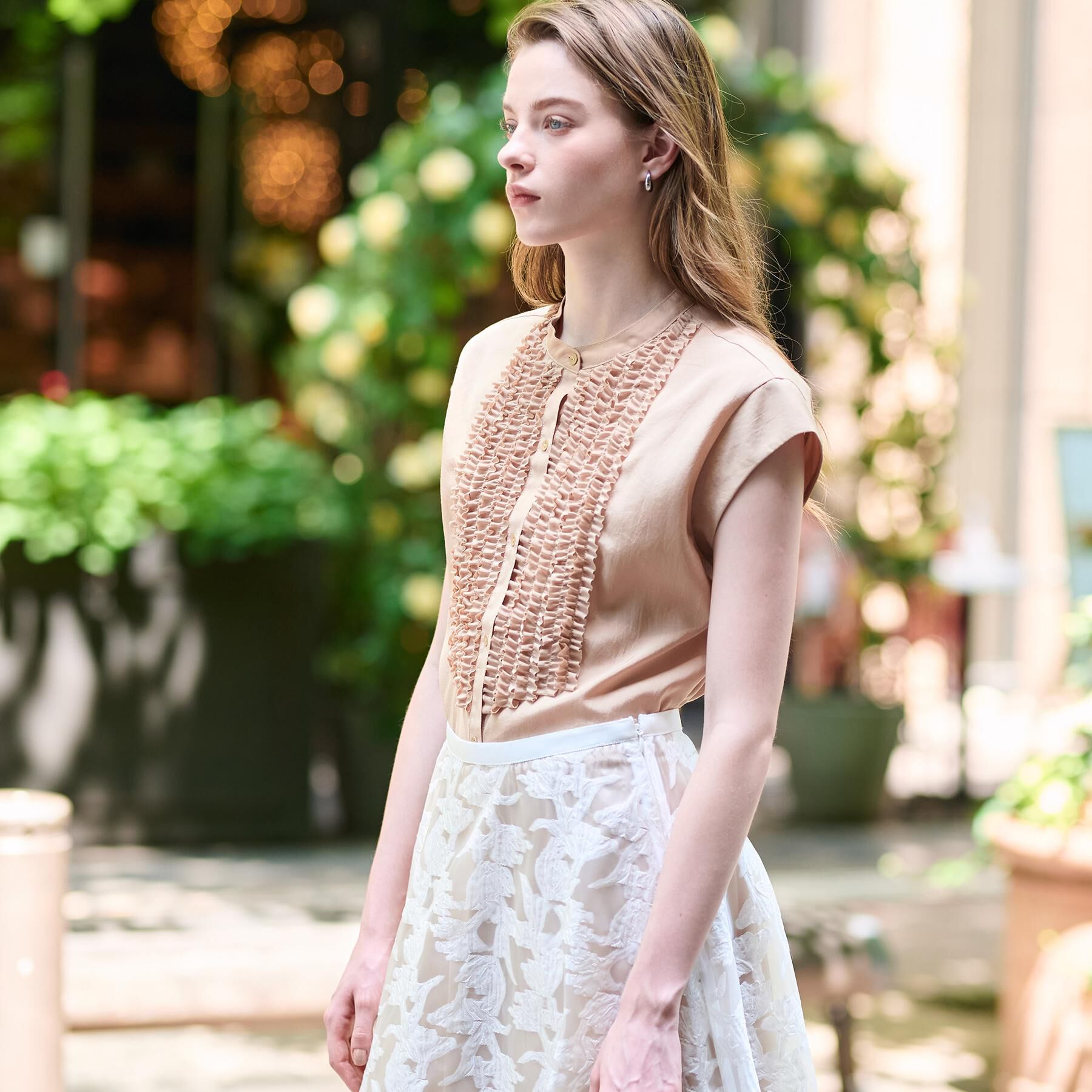 DRESSTERIOR「【撥水/UVカット/接触冷感】バンドカラーフレンチスリーブフリルブラウス」|シャツ・ブラウス|