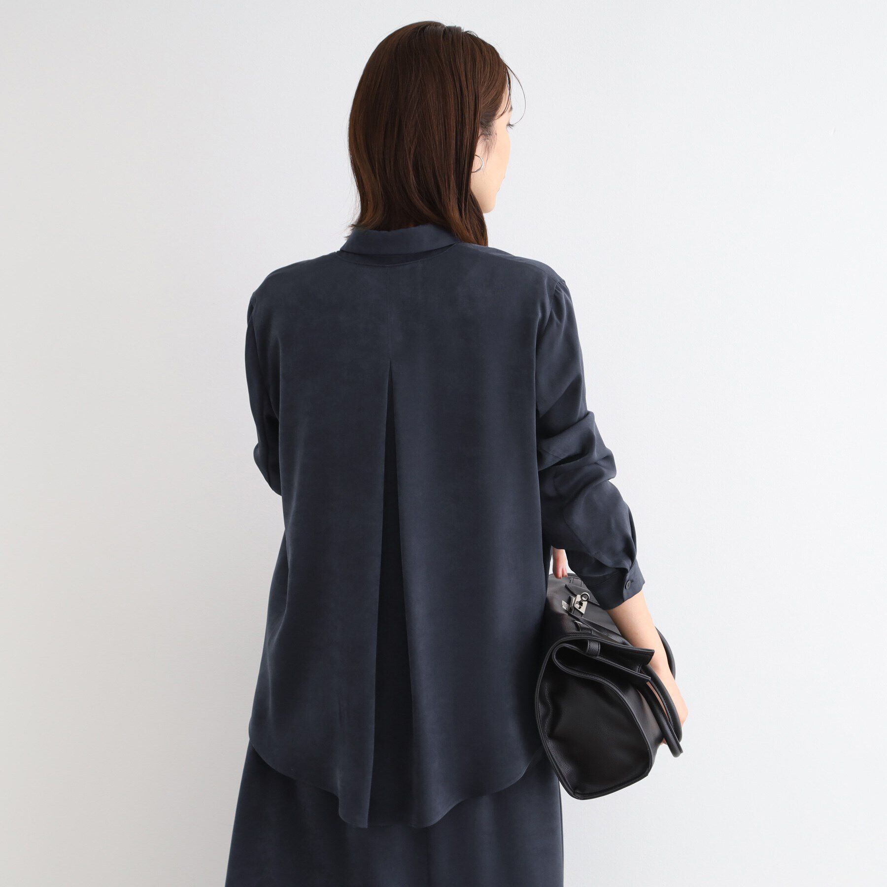 INDIVI「【洗える／UVケア】スエード調サテンジップブラウス」|シャツ・ブラウス|