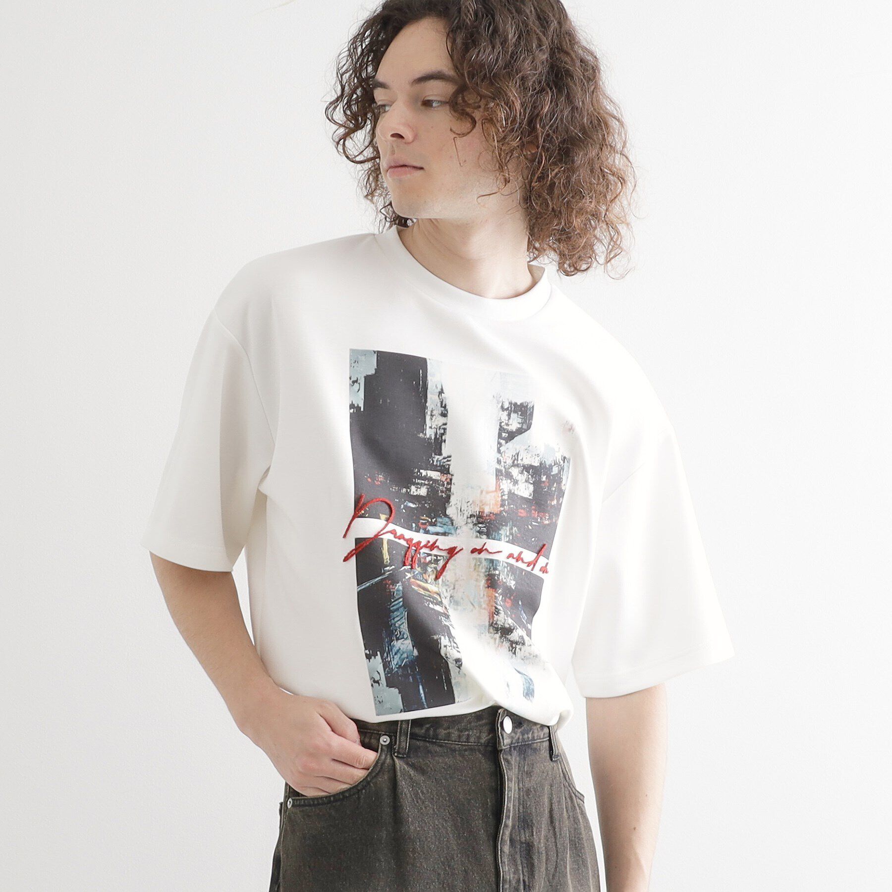 tk.TAKEO KIKUCHI「アーバングラフィックブラシ刺繍Tシャツ」|Tシャツ・カットソー|ホワイト(001)