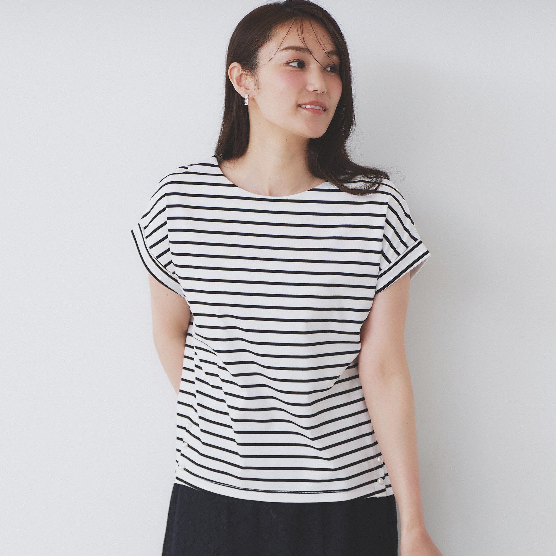 index「《S-3Lサイズ》サイドパール調ボタンボクシートップス【洗濯機洗い可/UVケア/接触冷感】」|Tシャツ・カットソー|オフホワイト(303