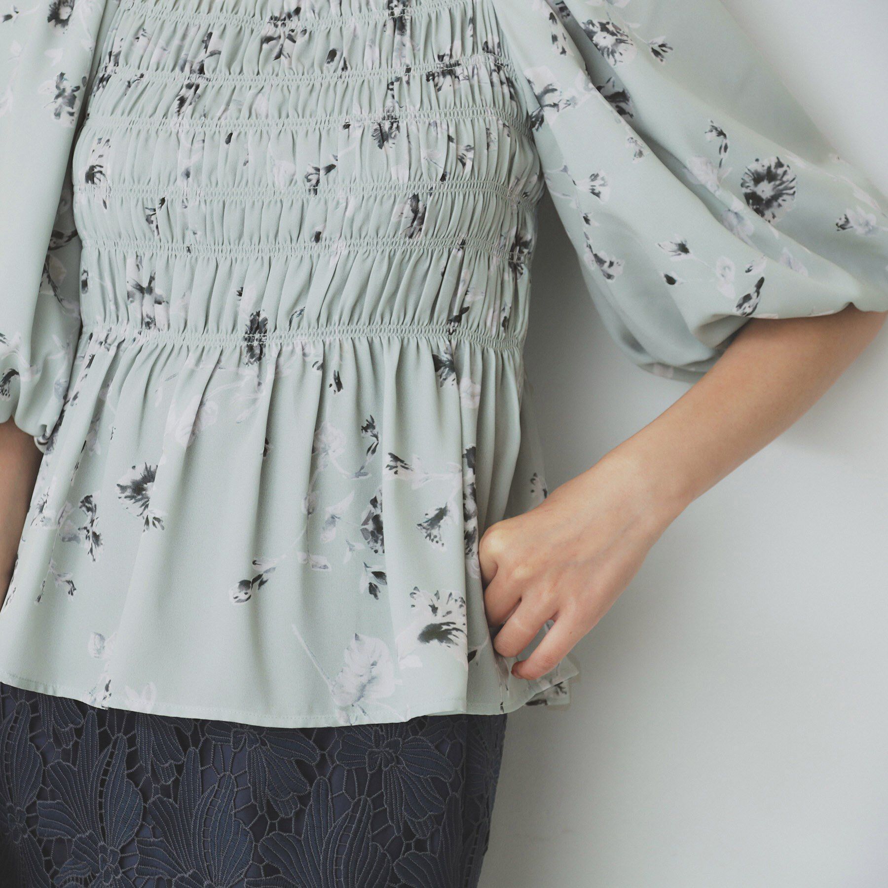 index「フラワーシャーリングペプラムブラウス【洗濯機洗い可】」|シャツ・ブラウス|